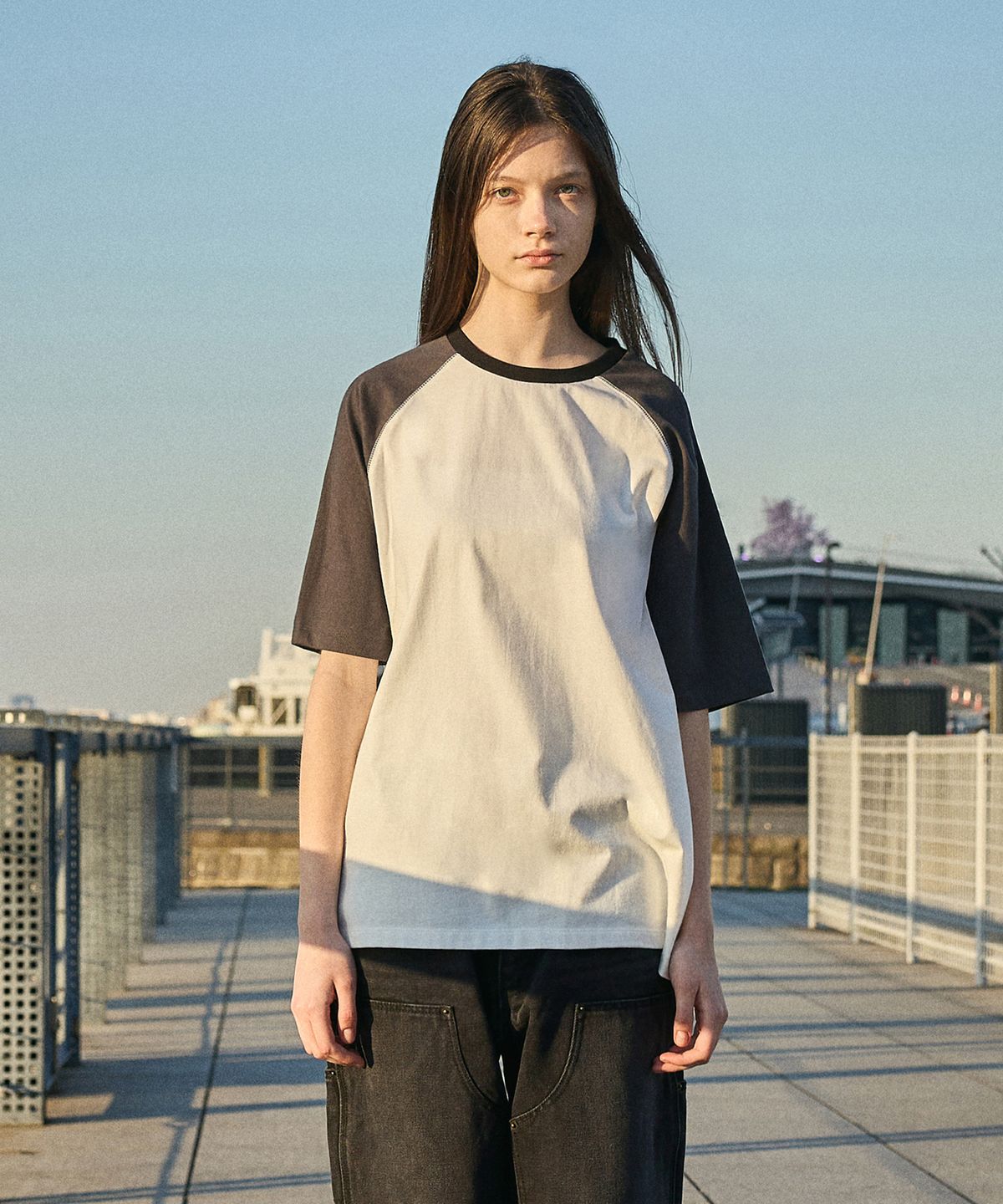 미니멀프로젝트(MINIMALPROJECT) 언더 로그 래글런 반팔 티셔츠 MST190 [WHITE/DARKGRAY]