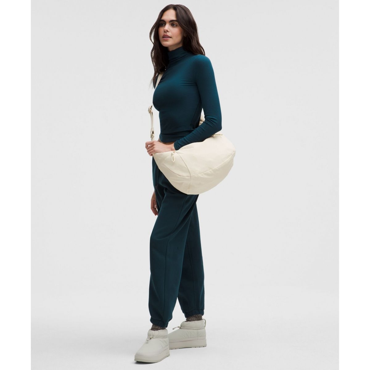 룰루레몬(LULULEMON) 라지 슬라우치 슬링백 13L  LTIV GOLD