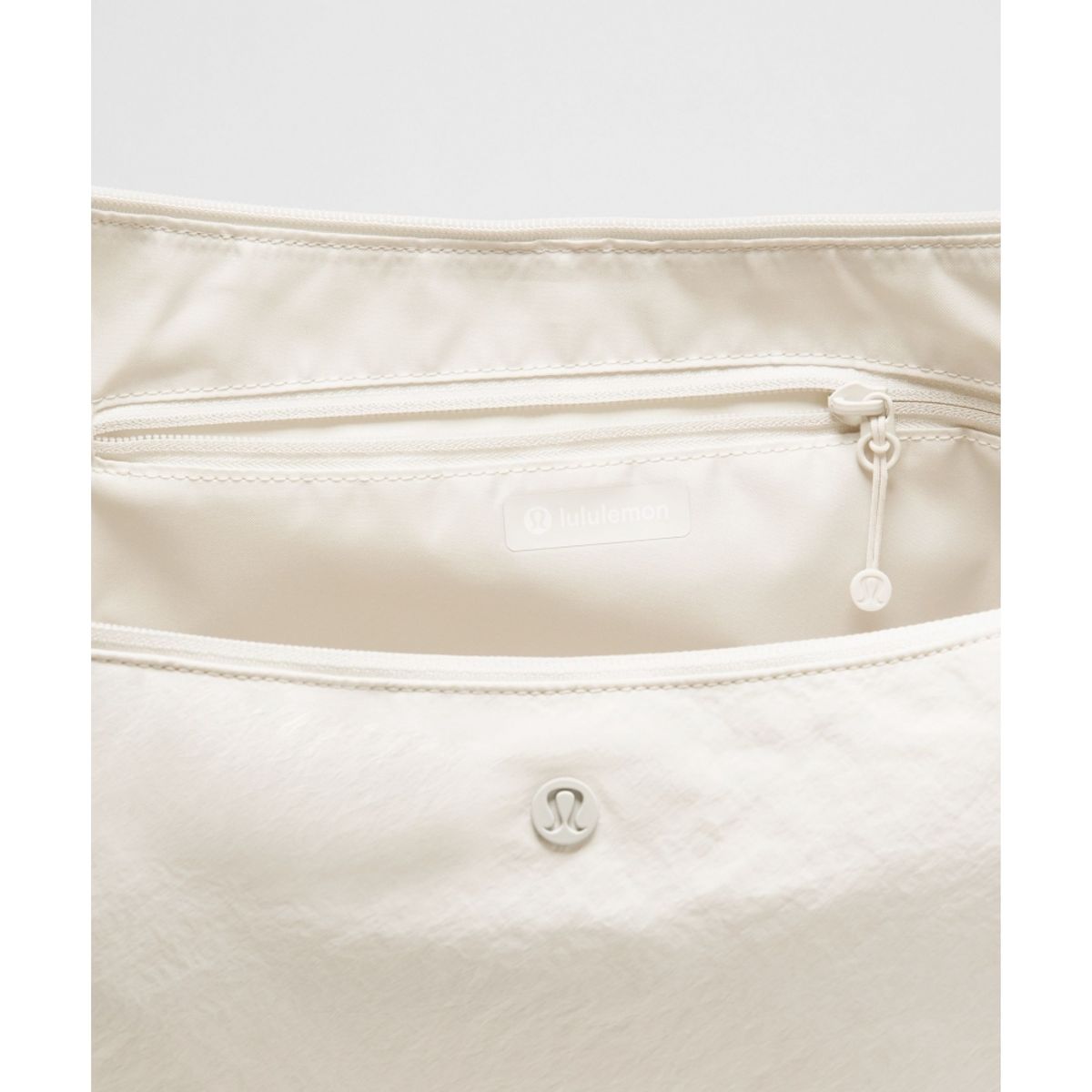 룰루레몬(LULULEMON) 라지 슬라우치 슬링백 13L  LTIV GOLD