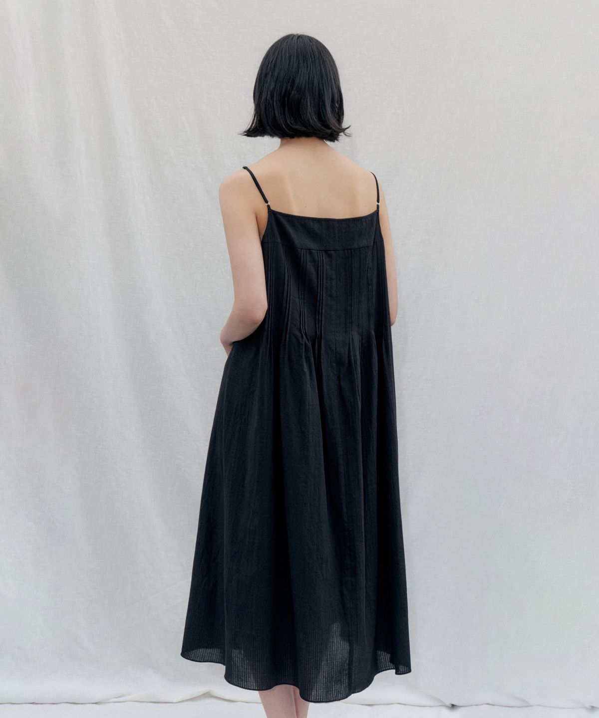 스텝어라운드(STEP AROUND) Pintuck Button Slip Dress_BLACK