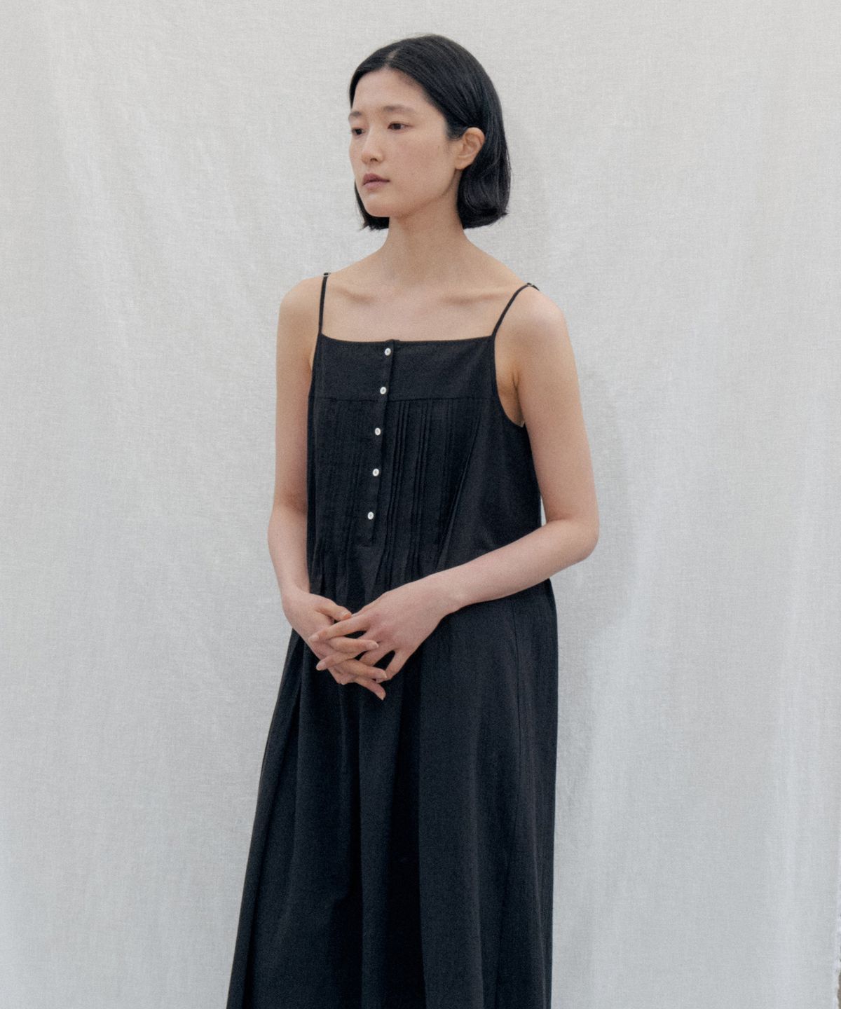 스텝어라운드(STEP AROUND) Pintuck Button Slip Dress_BLACK