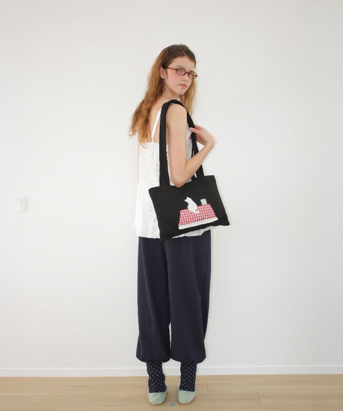 론론(RONRON) ROOFTOP CAT APPLIQUE SWEAT SHOULDER BAG BLACK
