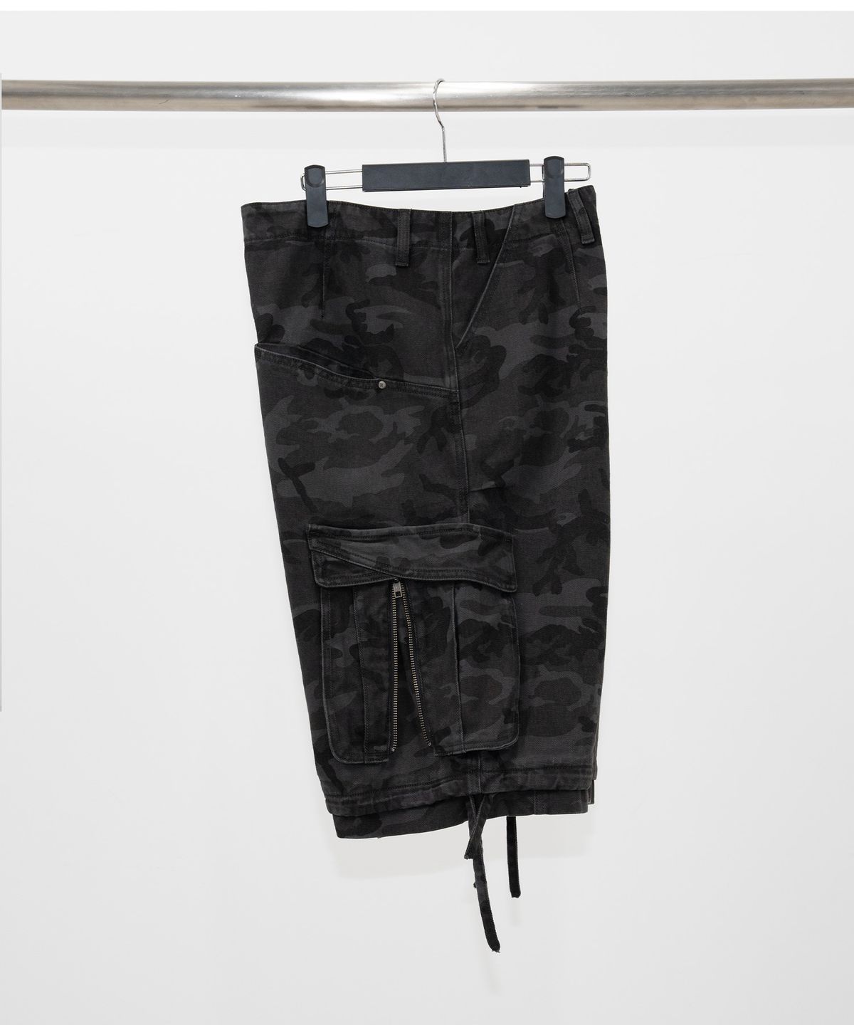 이티씨이(ETCE) BACK ZIPPER CARGO SHORT (CAMO)