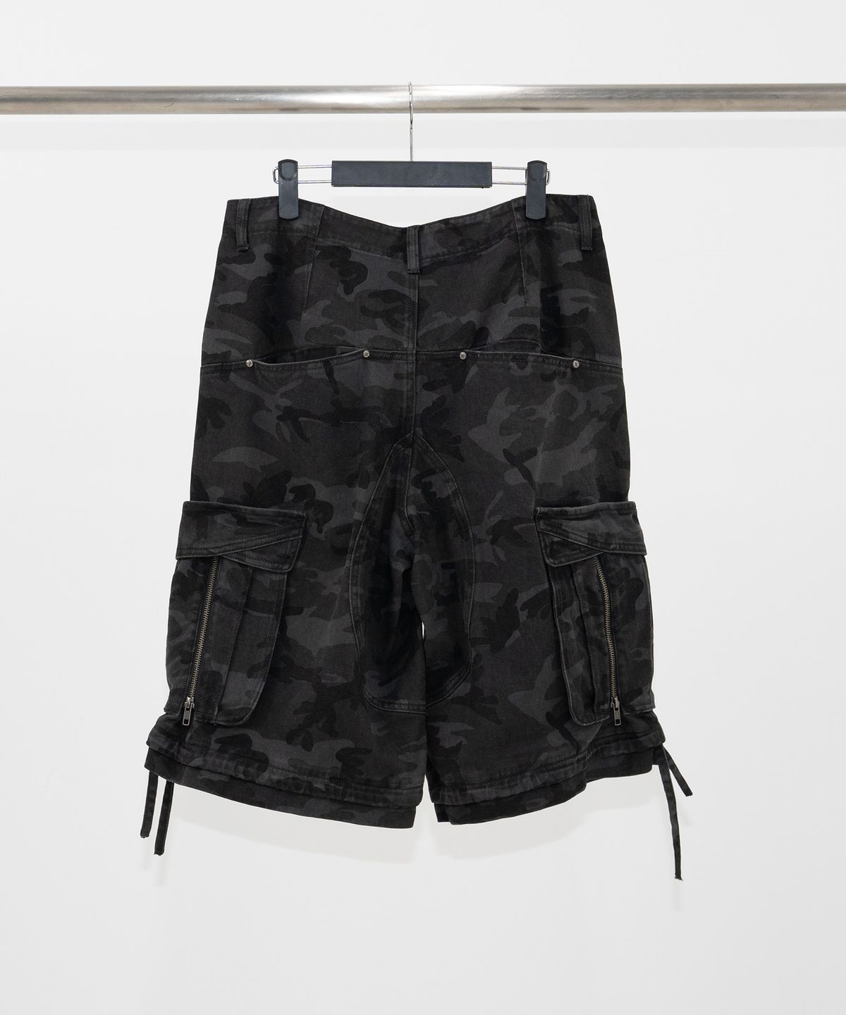이티씨이(ETCE) BACK ZIPPER CARGO SHORT (CAMO)