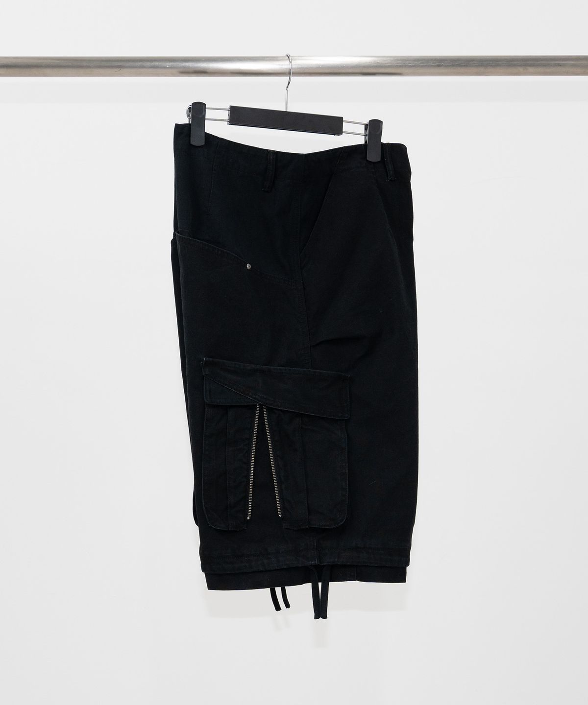 이티씨이(ETCE) BACK ZIPPER CARGO SHORT (BLACK)