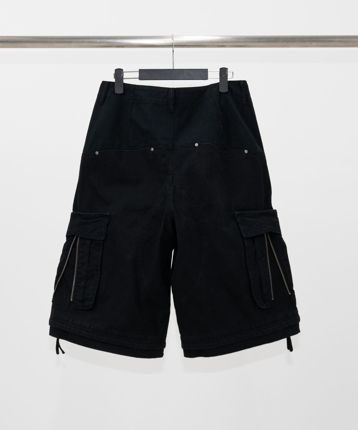 이티씨이(ETCE) BACK ZIPPER CARGO SHORT (BLACK)