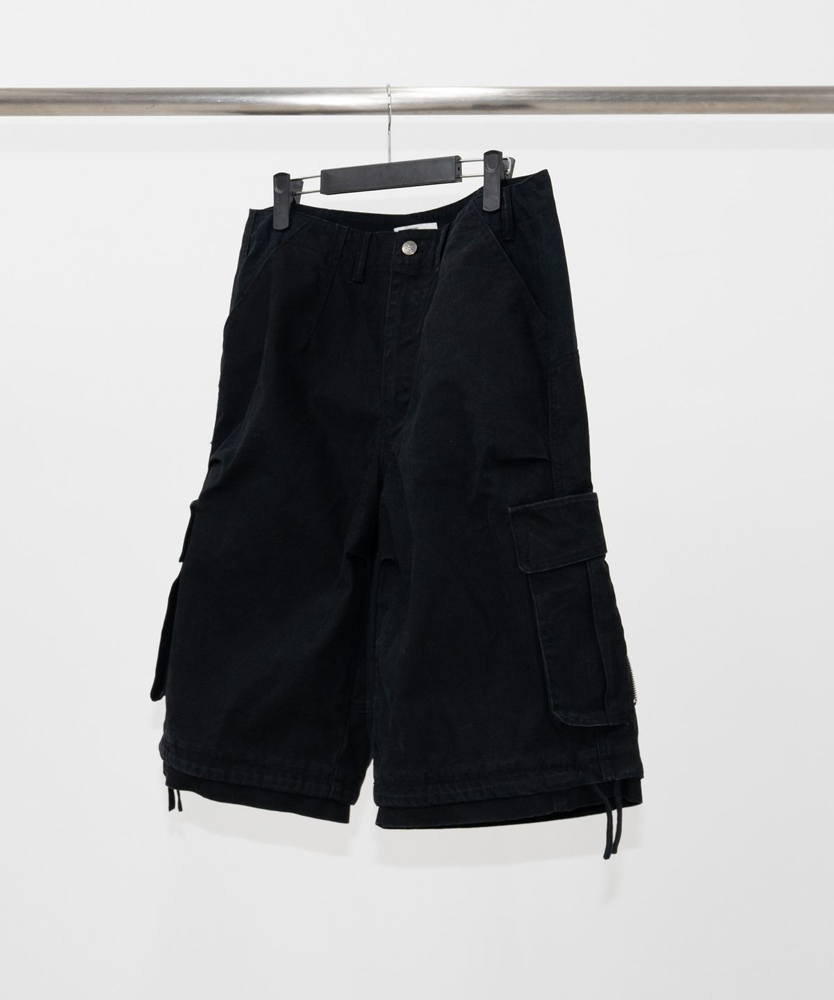 이티씨이(ETCE) BACK ZIPPER CARGO SHORT (BLACK)