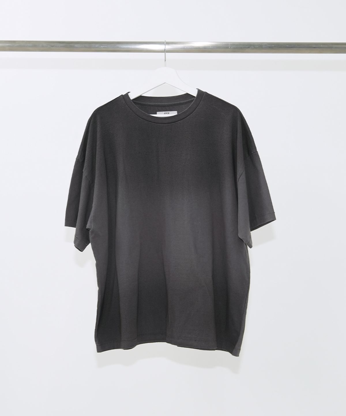 이티씨이(ETCE) RAW-SPRAYED T-SHIRTS (CHARCOAL)