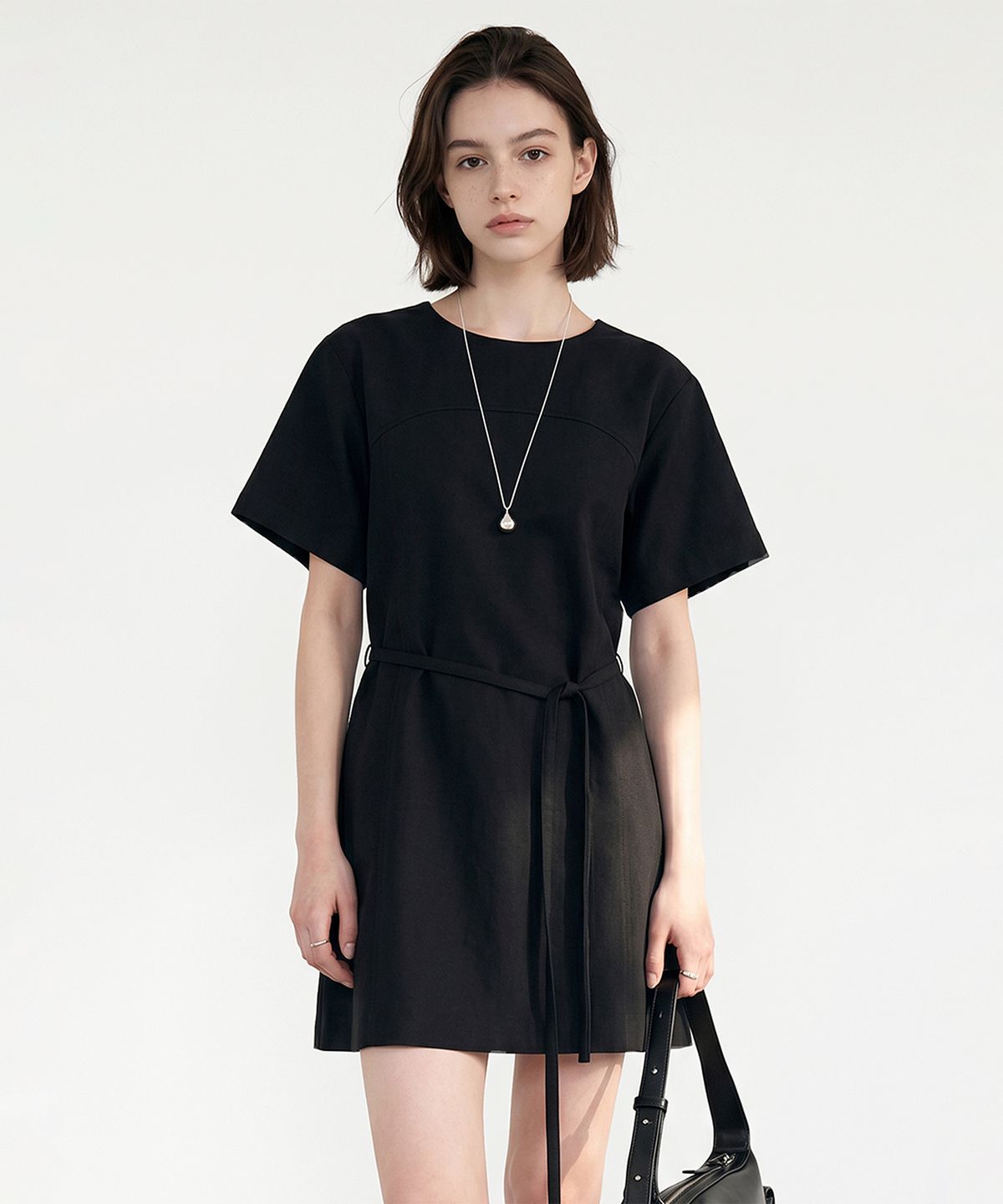 룩캐스트(LOOKAST) 아르멜 오버사이즈 벨티드 미니 드레스_블랙 / ARMELLE OVERSIZED BELTED MINI DRESS _BLACK