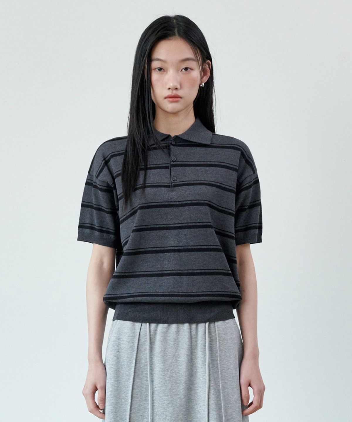 굿라이프웍스(GLW) [unisex] 스트라이프 카라 하프 니트 차콜