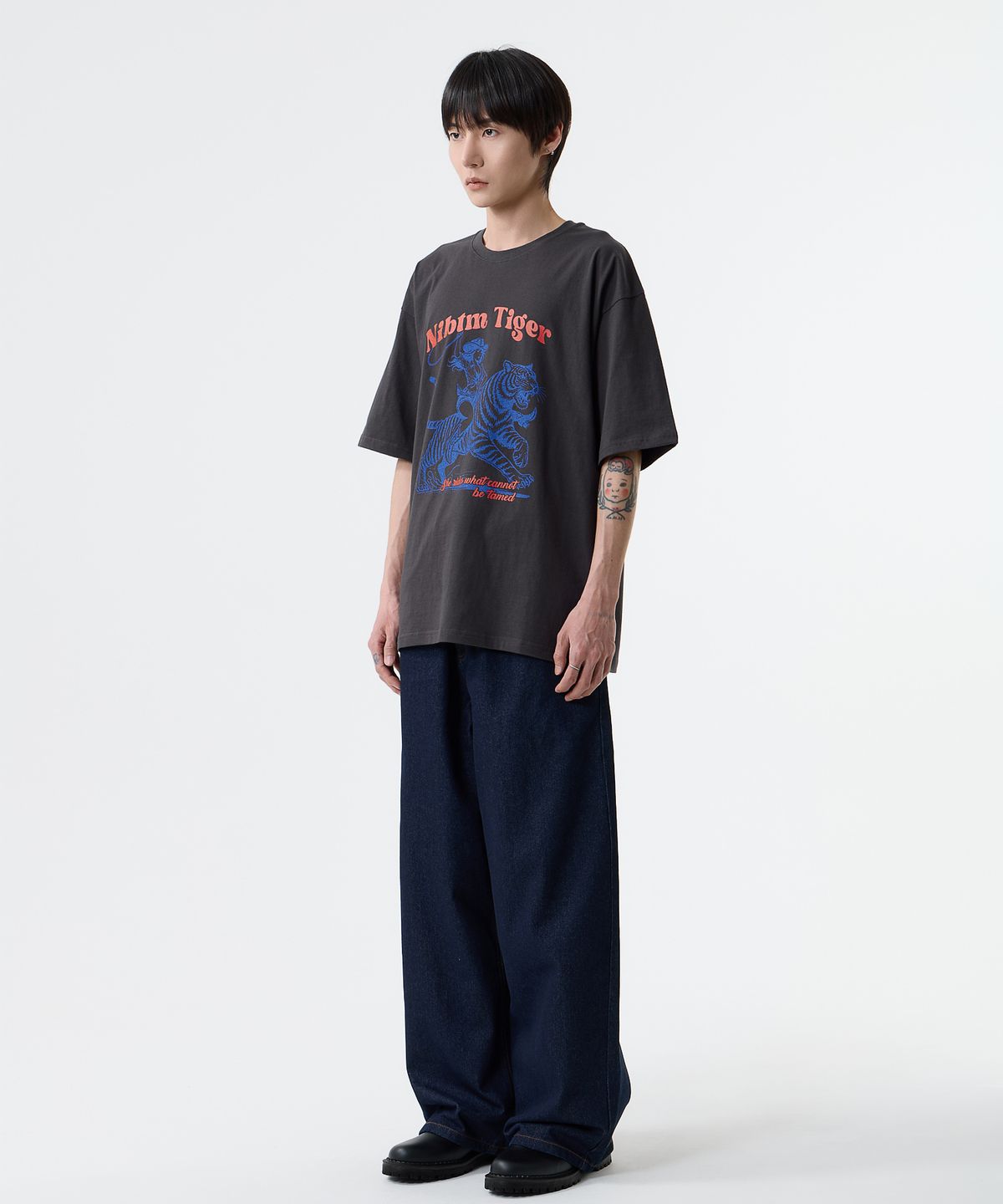 낫띵이즈베럴댄미(NOTHINGISBETTERTHANME) COWGIRL TIGER GRAPHIC TEE_charcoal
