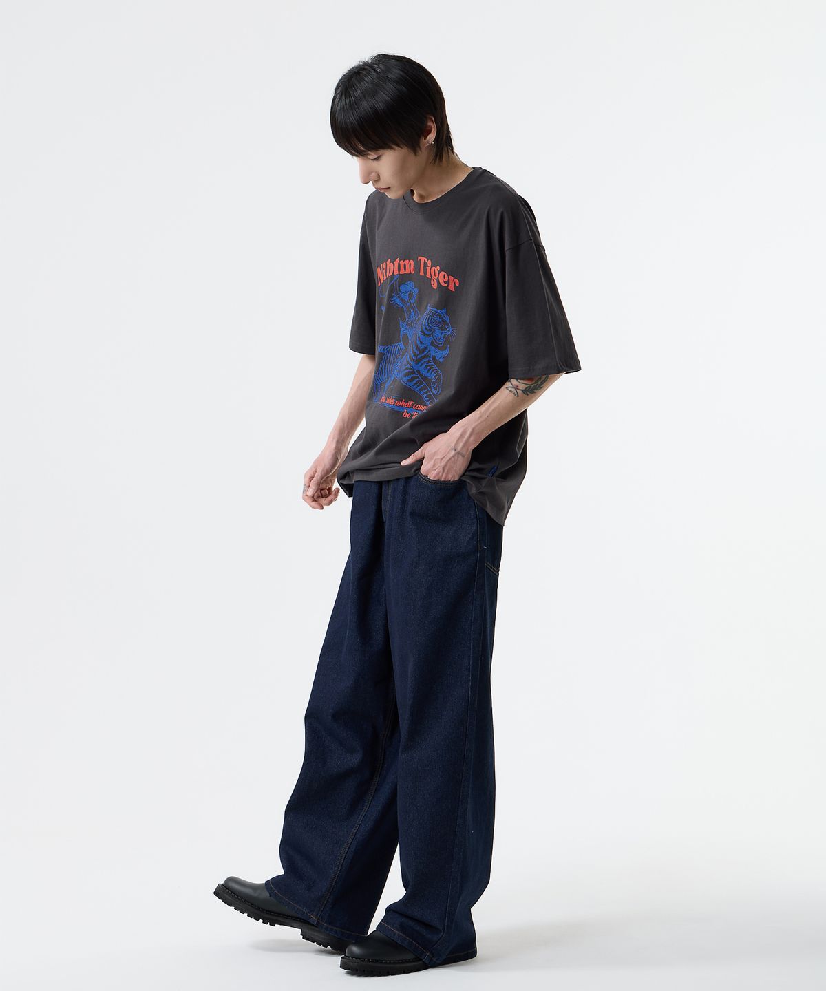 낫띵이즈베럴댄미(NOTHINGISBETTERTHANME) COWGIRL TIGER GRAPHIC TEE_charcoal