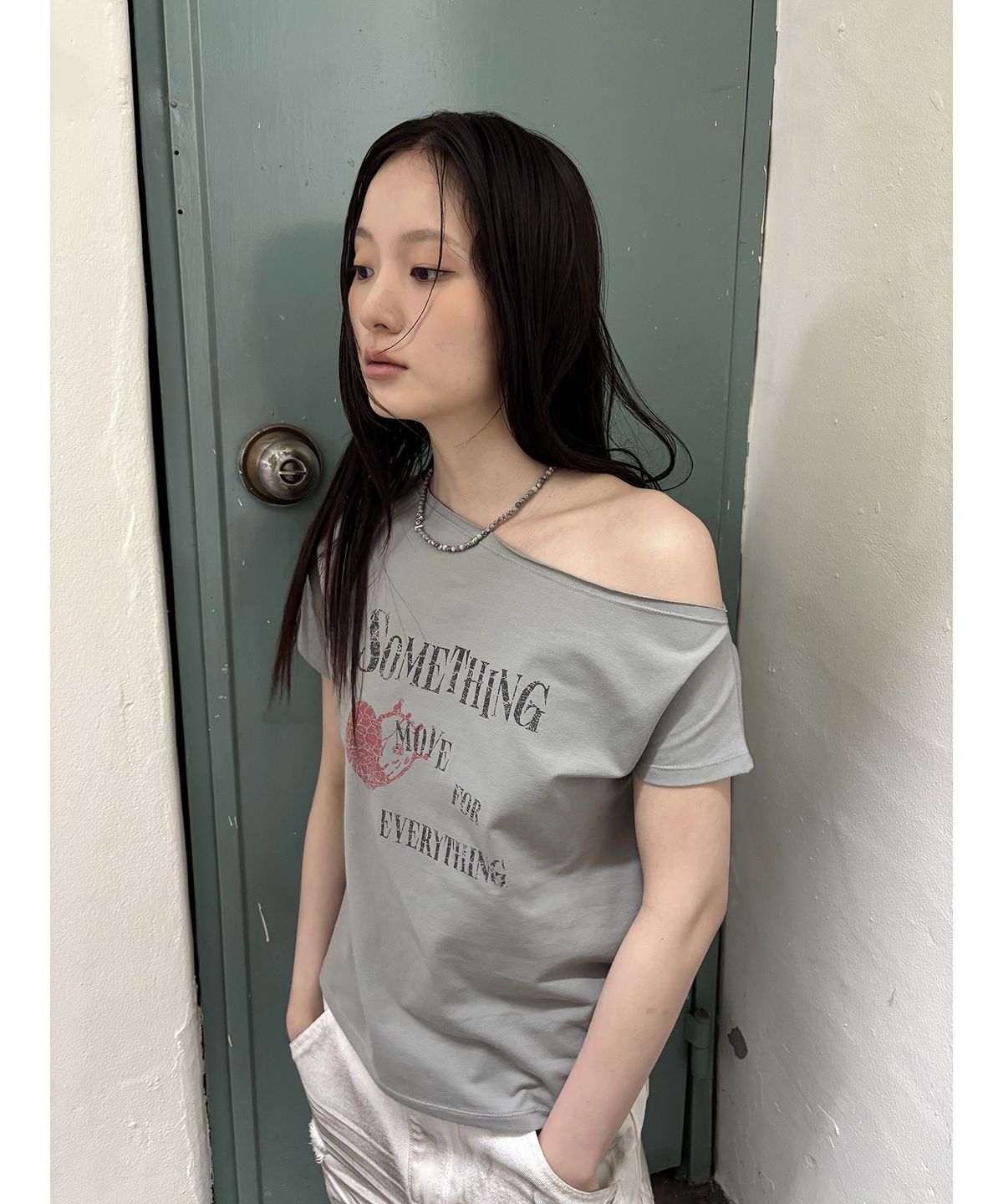 데프가먼츠(DEFGARMENTS) SOMETHING HEART OFF-SHOULDER T-SHIRTS [2COLOR]