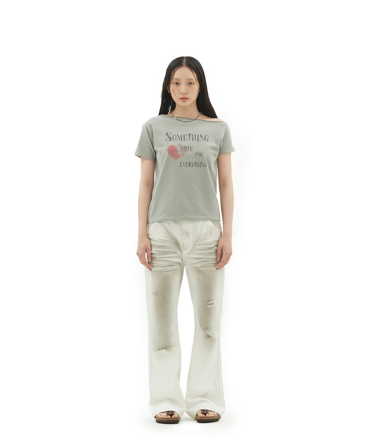 데프가먼츠(DEFGARMENTS) SOMETHING HEART OFF-SHOULDER T-SHIRTS [2COLOR]