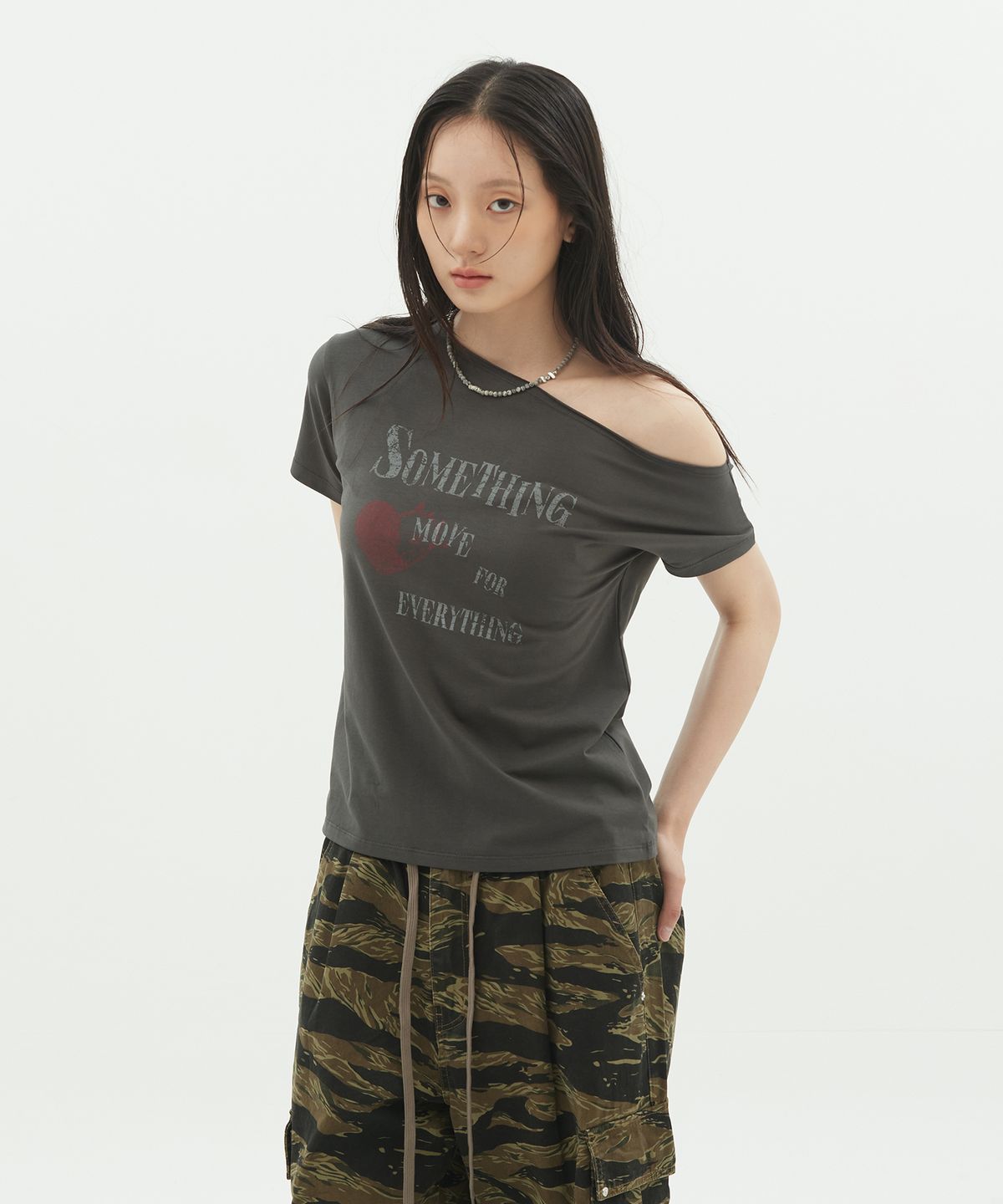 데프가먼츠(DEFGARMENTS) SOMETHING HEART OFF-SHOULDER T-SHIRTS [2COLOR]