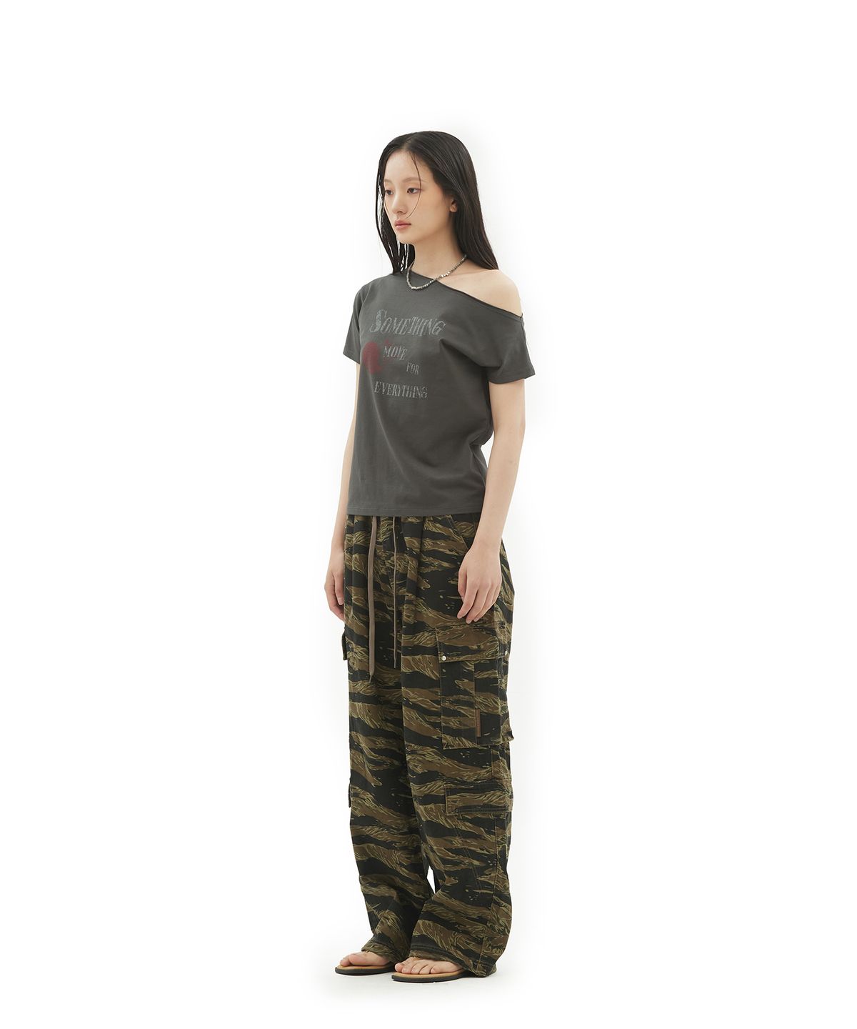 데프가먼츠(DEFGARMENTS) SOMETHING HEART OFF-SHOULDER T-SHIRTS [2COLOR]