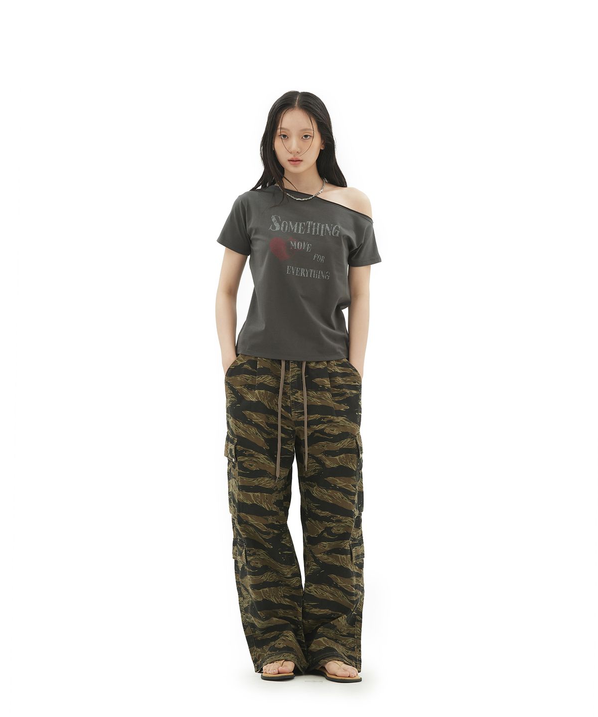 데프가먼츠(DEFGARMENTS) SOMETHING HEART OFF-SHOULDER T-SHIRTS [2COLOR]