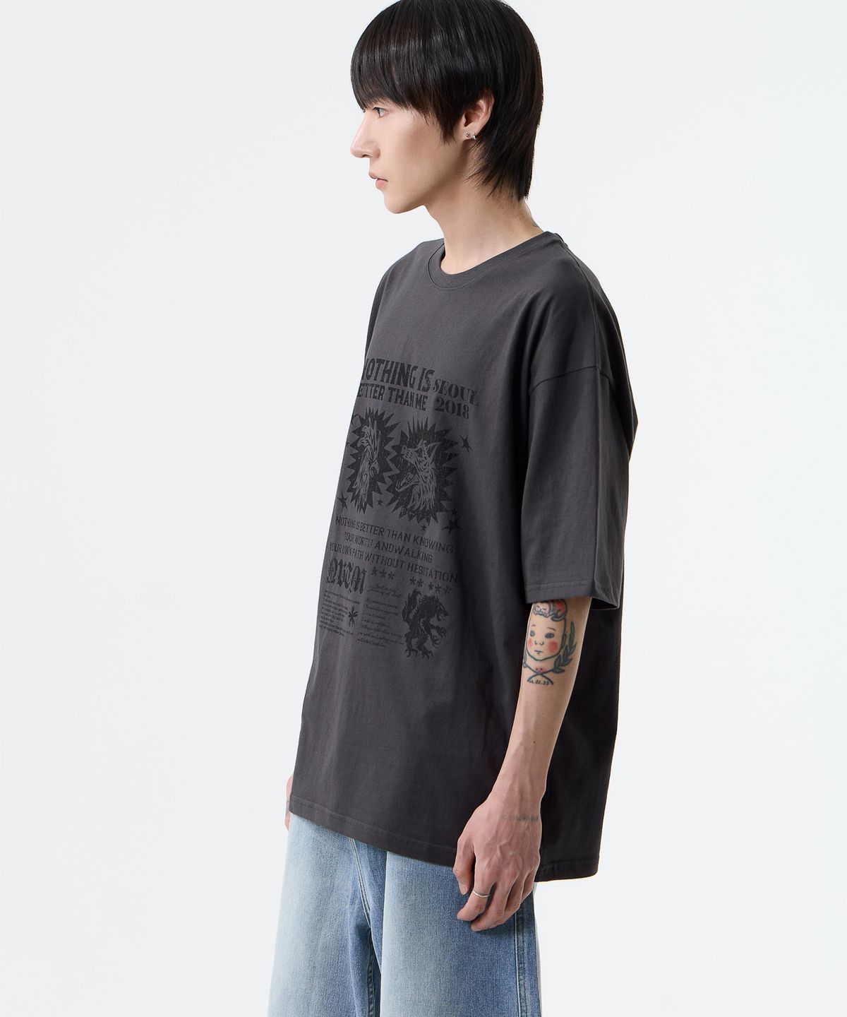 낫띵이즈베럴댄미(NOTHINGISBETTERTHANME) RETRO GRAPHIC TEE_charcoal