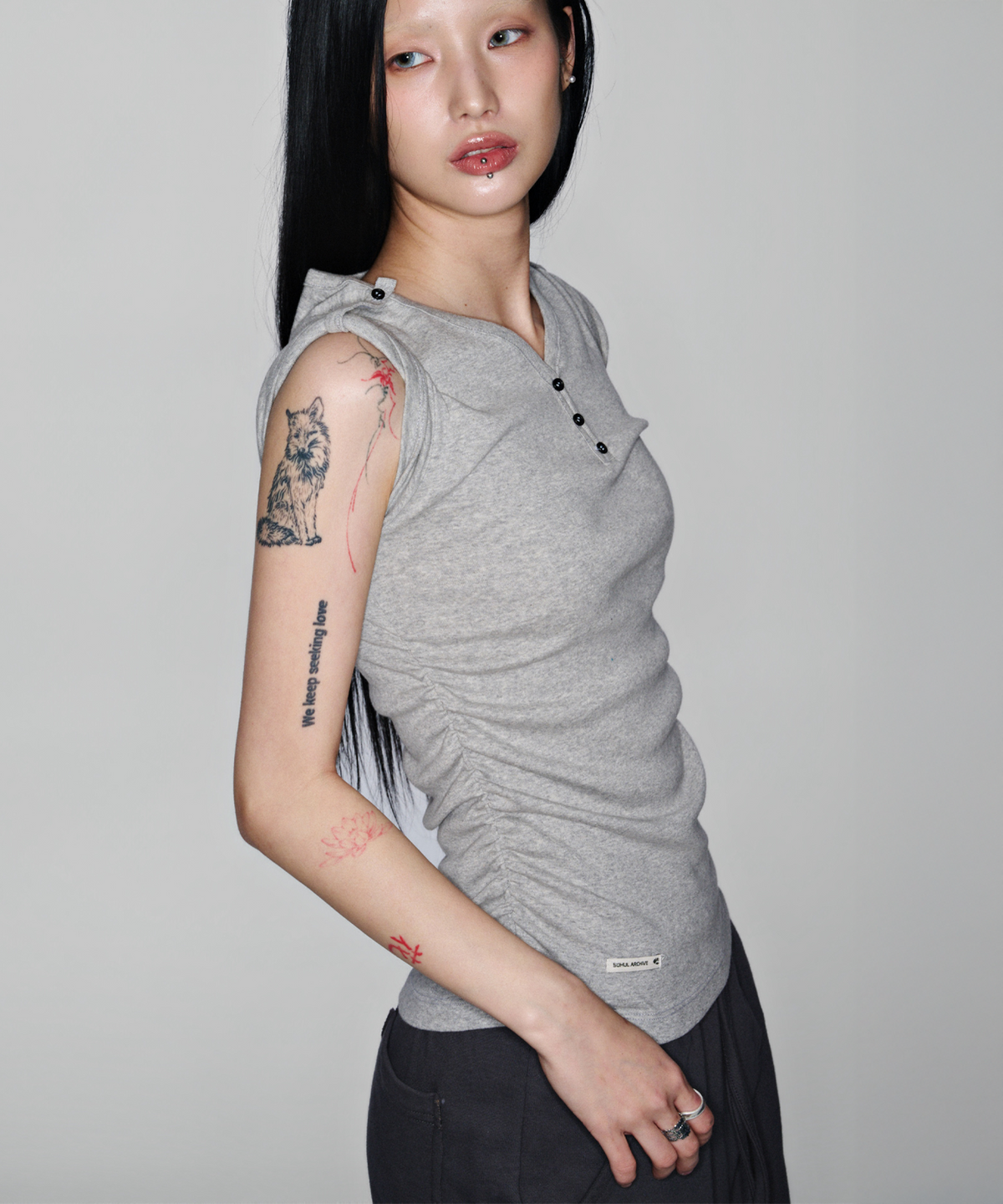 소흘(SOHUL) Shoulder Tab T (그레이)