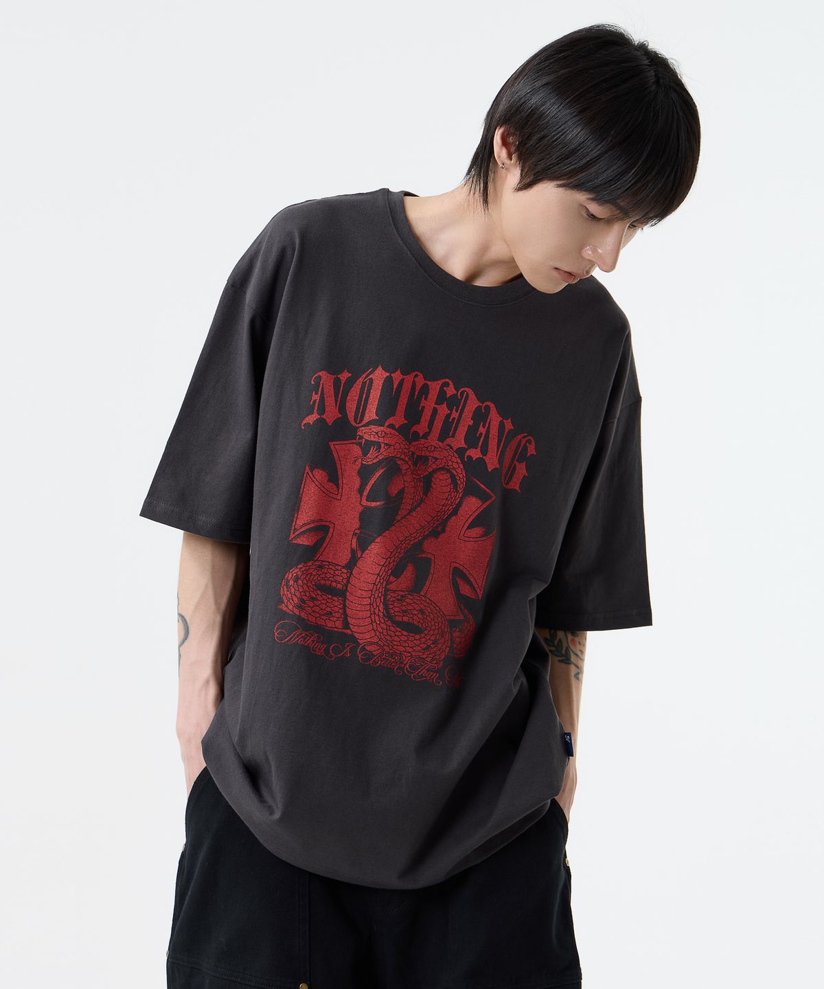 낫띵이즈베럴댄미(NOTHINGISBETTERTHANME) SNAKE GRAPHIC TEE_charcoal