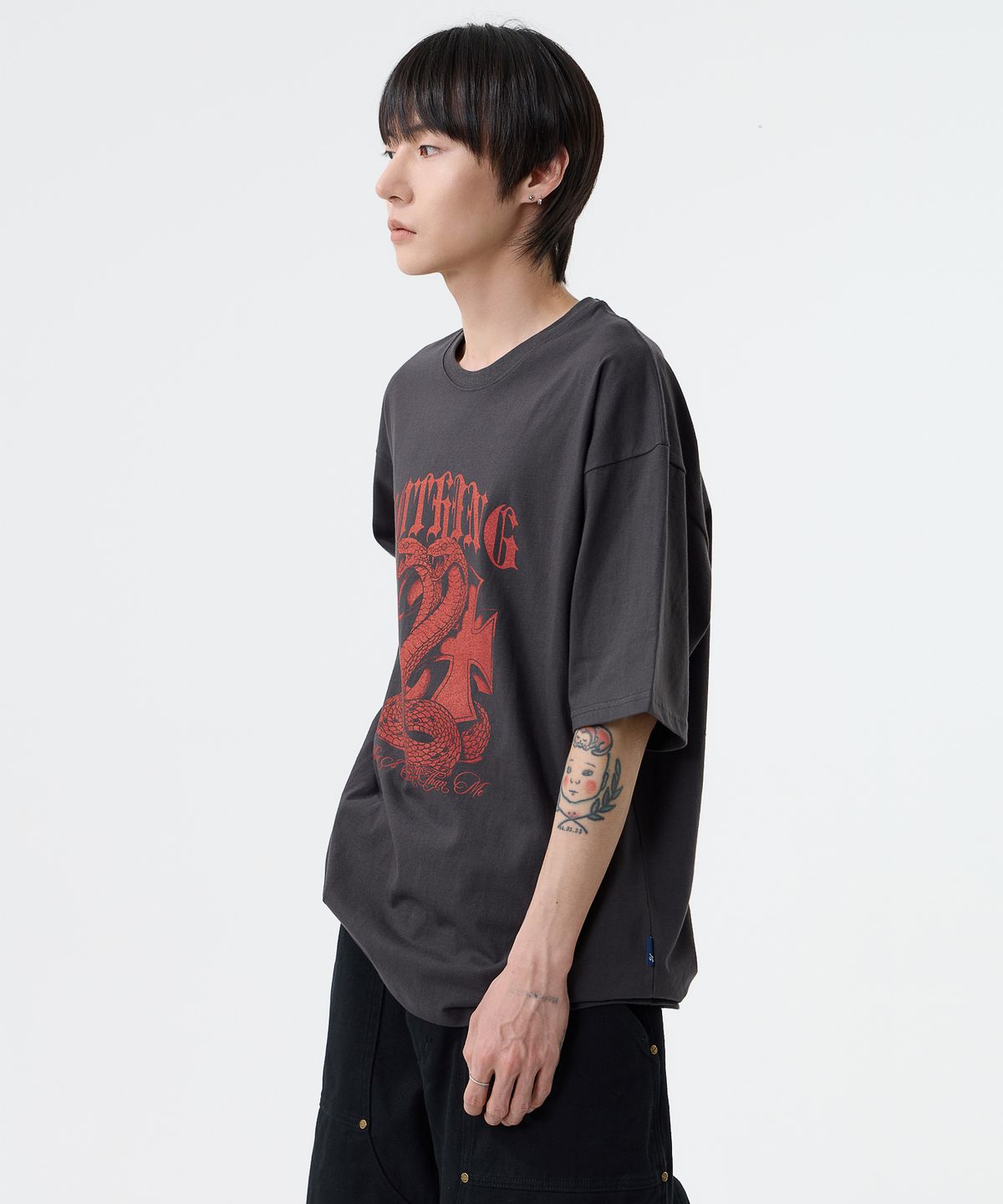 낫띵이즈베럴댄미(NOTHINGISBETTERTHANME) SNAKE GRAPHIC TEE_charcoal