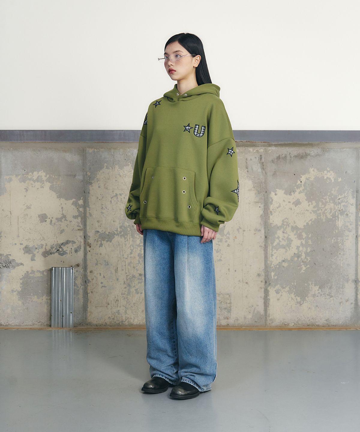 언유즈랩(UNUSEDLAB) 아웃 스티치 스타 패치 후디 [올리브]