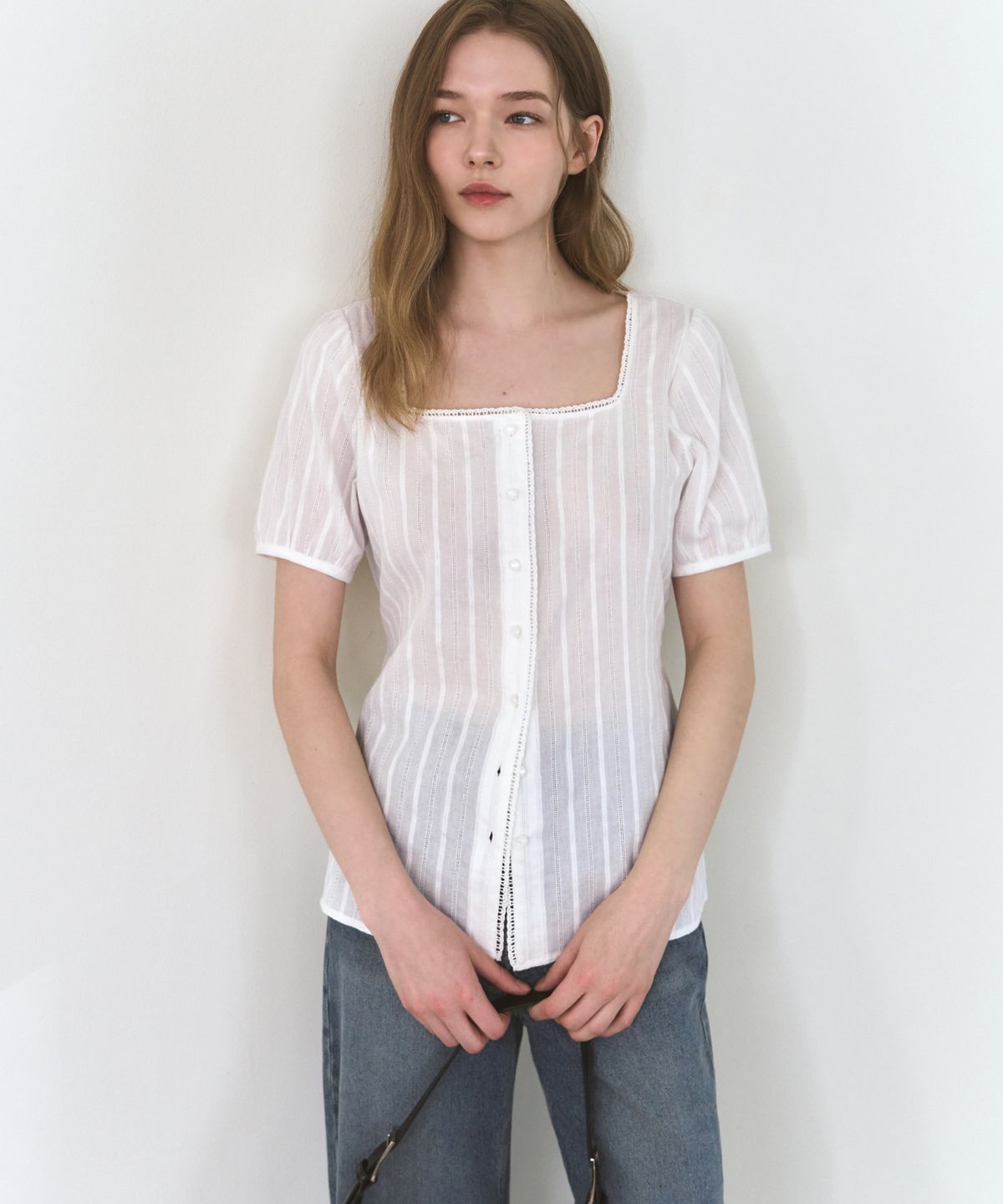 드로우핏 우먼(DRAWFIT WOMEN) 스퀘어 펀칭 레이스 반팔 블라우스 [WHITE]