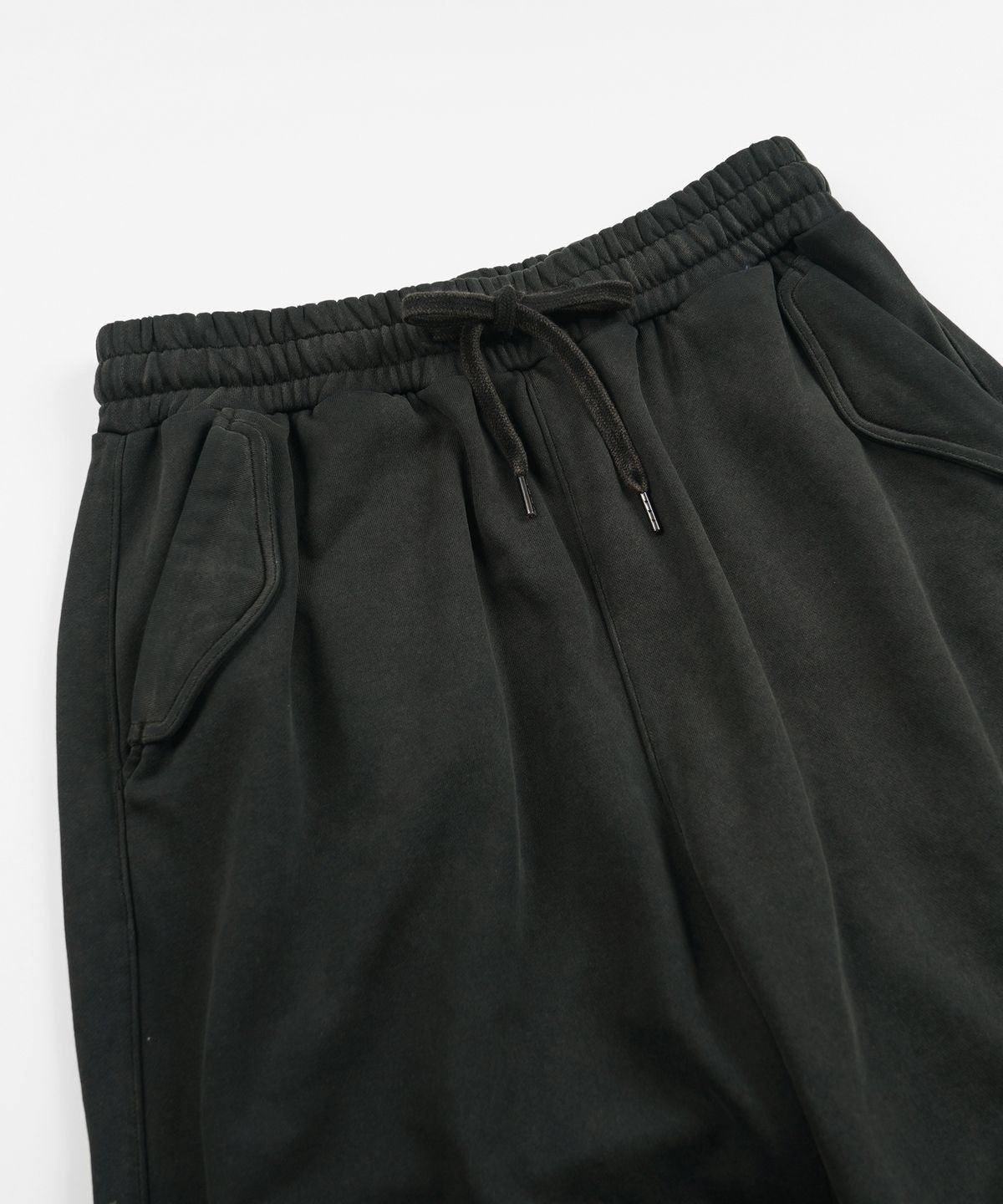 프리즘웍스(FRIZMWORKS) SOFT TWO TUCK SWEAT PANTS _ VINTAGE CHARCOAL