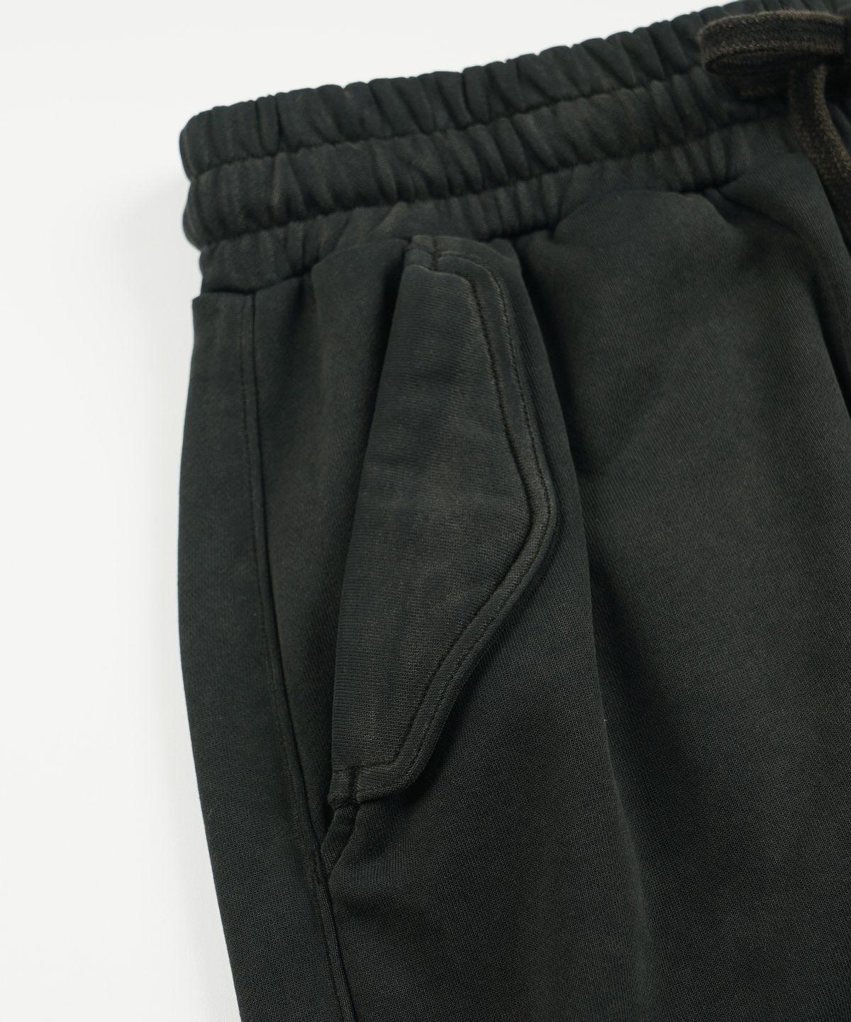 프리즘웍스(FRIZMWORKS) SOFT TWO TUCK SWEAT PANTS _ VINTAGE CHARCOAL