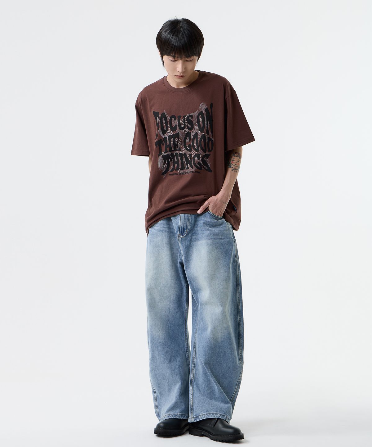 낫띵이즈베럴댄미(NOTHINGISBETTERTHANME) GEOMETRY LETTERING TEE_brown