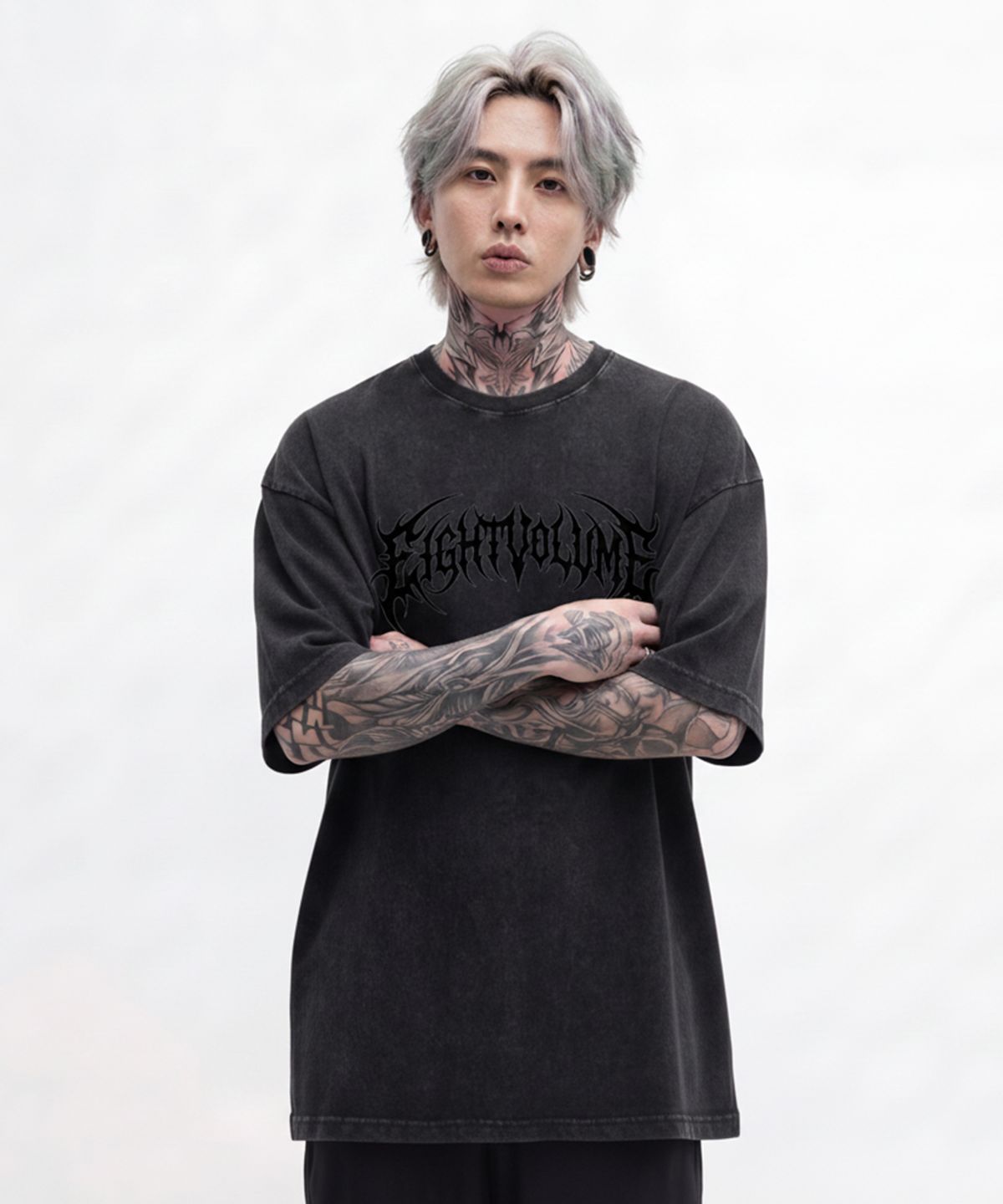 에잇볼륨(EIGHTVOLUME) EV 메탈 로고 2 피그먼트 반팔티셔츠 (블랙)