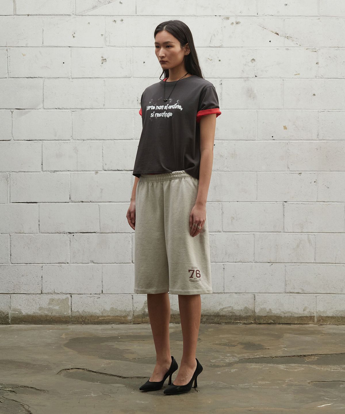 크래키(KRAKKI) [Women] Paint Logo Crop Tee_Charcoal [KR265PWT463]
