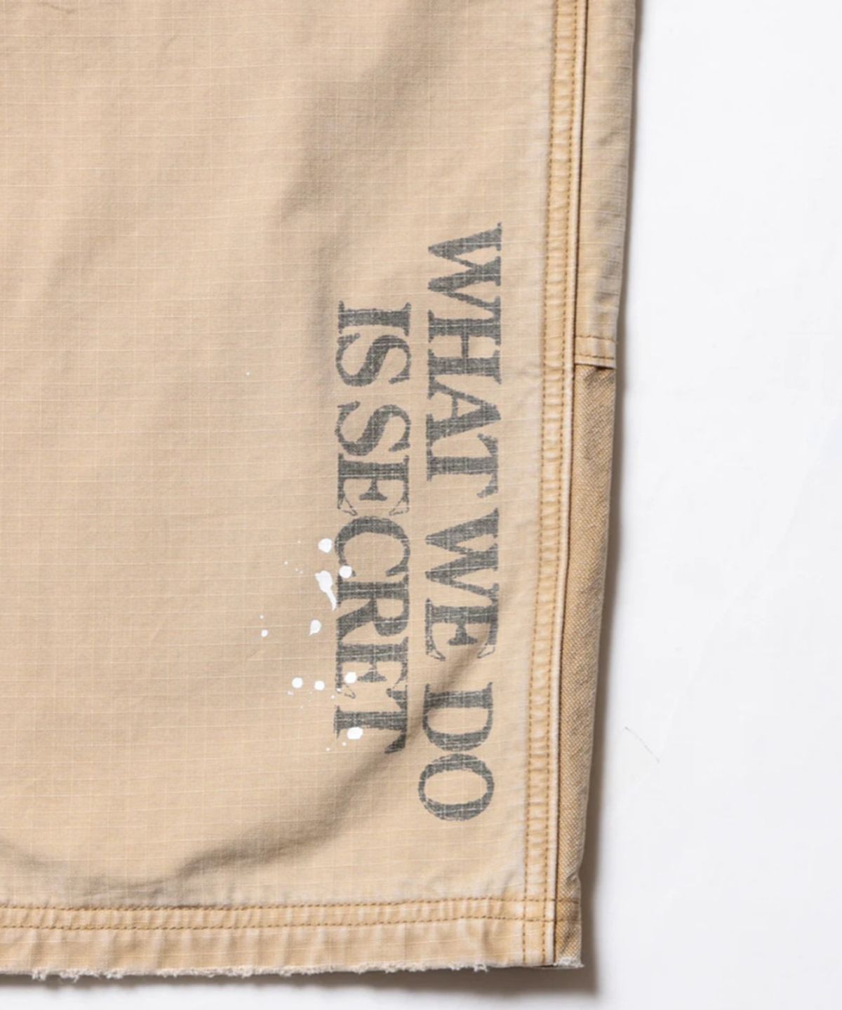찬스클로딩(CHANCE CLOTHING) HANDWRITING CANVAS WORK SHORTS - BEIGE