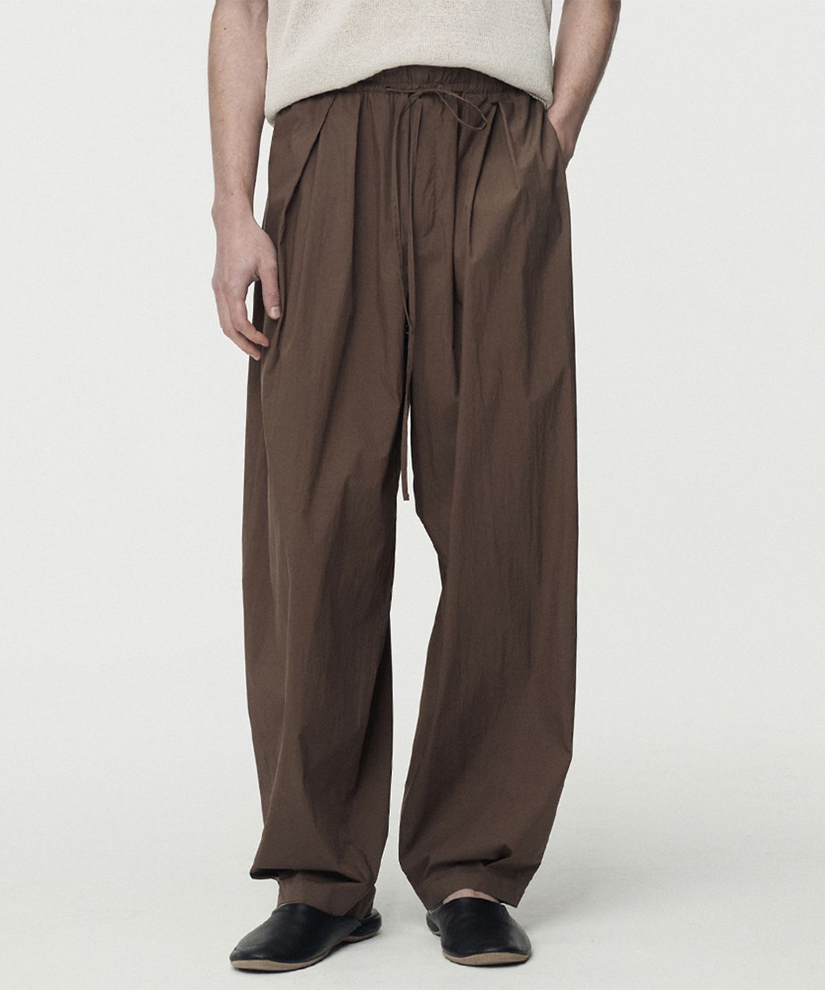 우마뭉(UMARMUNG) Lightweight Cotton Oval Silhouette Pants_Chocolate