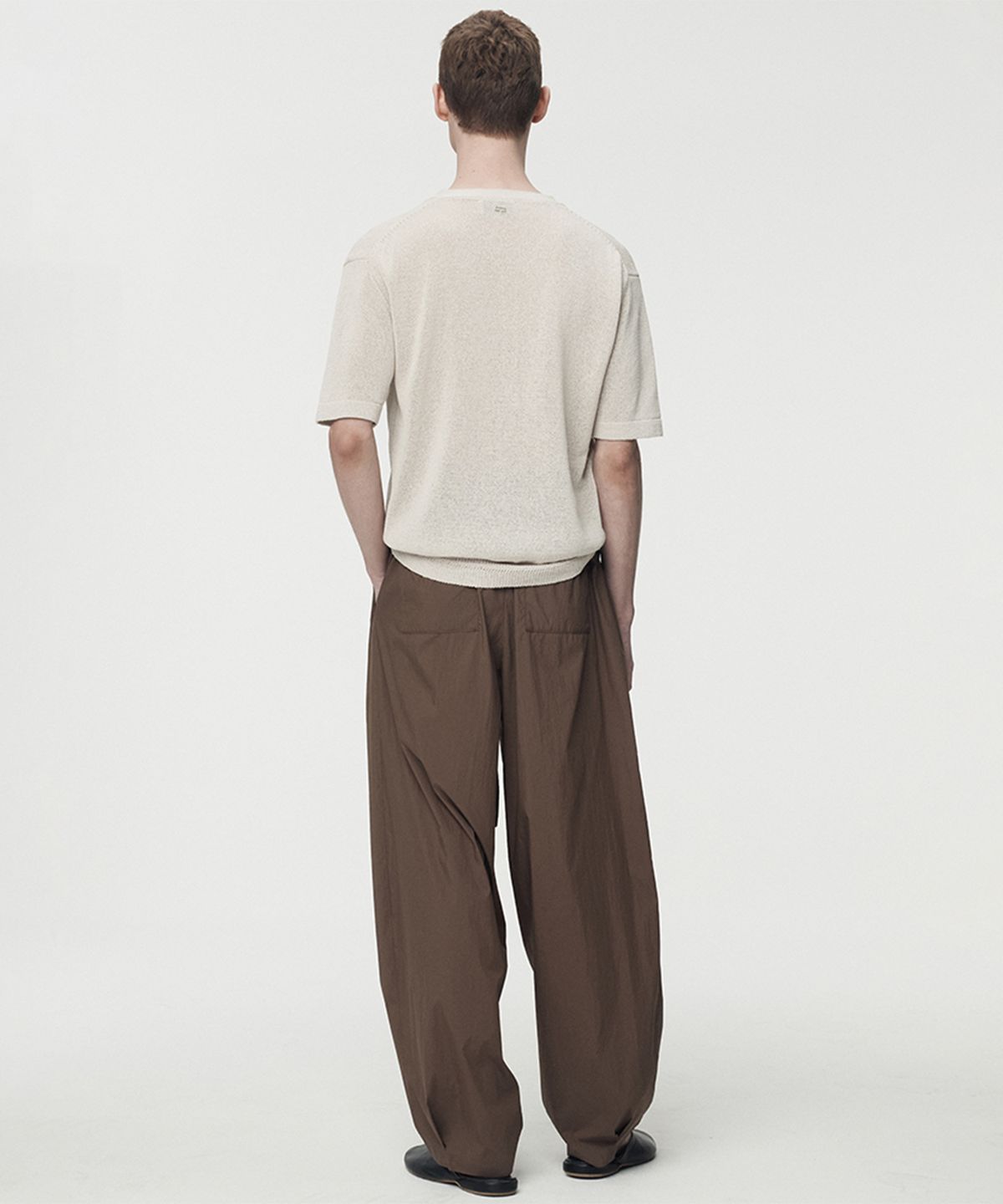 우마뭉(UMARMUNG) Lightweight Cotton Oval Silhouette Pants_Chocolate