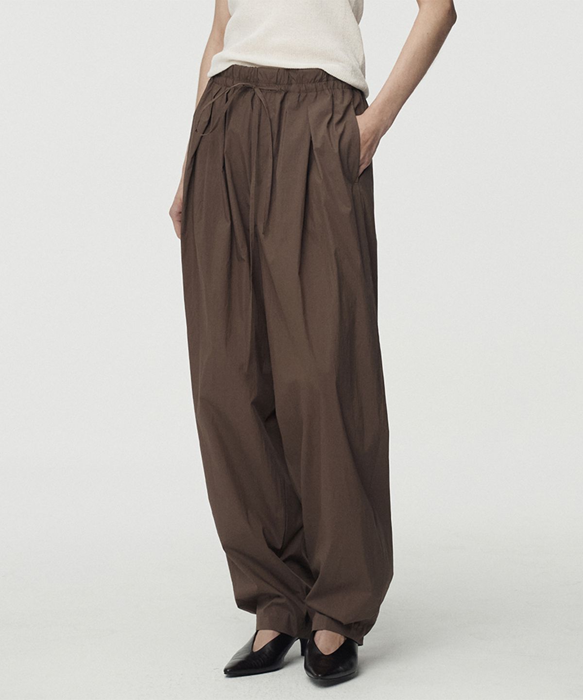 우마뭉(UMARMUNG) Lightweight Cotton Oval Silhouette Pants_Chocolate