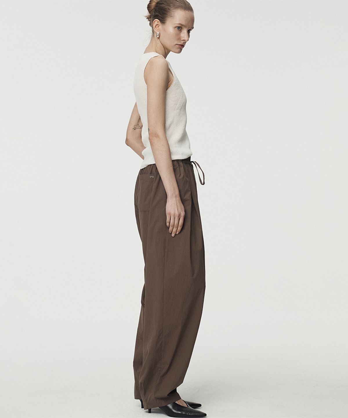 우마뭉(UMARMUNG) Lightweight Cotton Oval Silhouette Pants_Chocolate