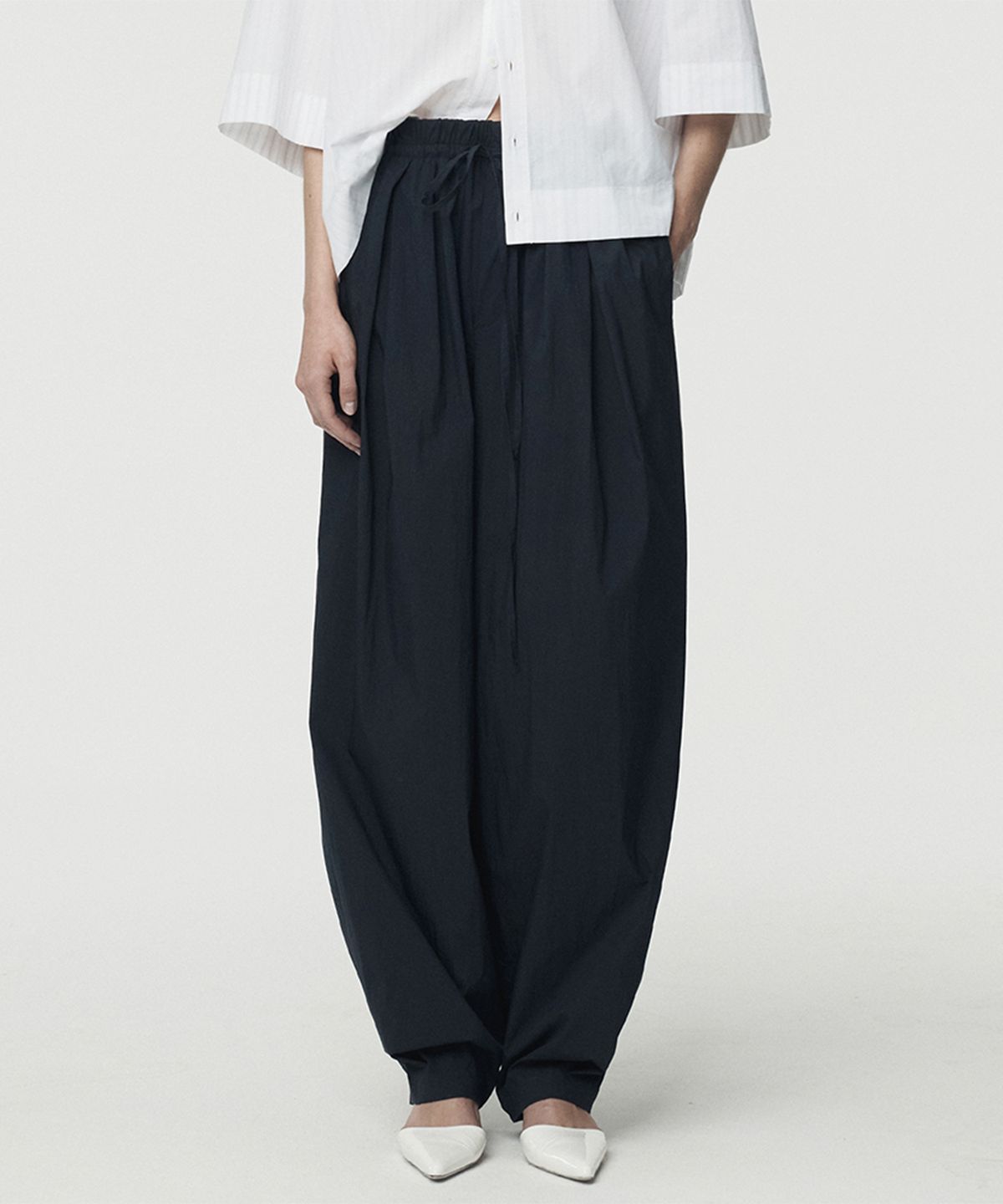 우마뭉(UMARMUNG) Lightweight Cotton Oval Silhouette Pants_Navy