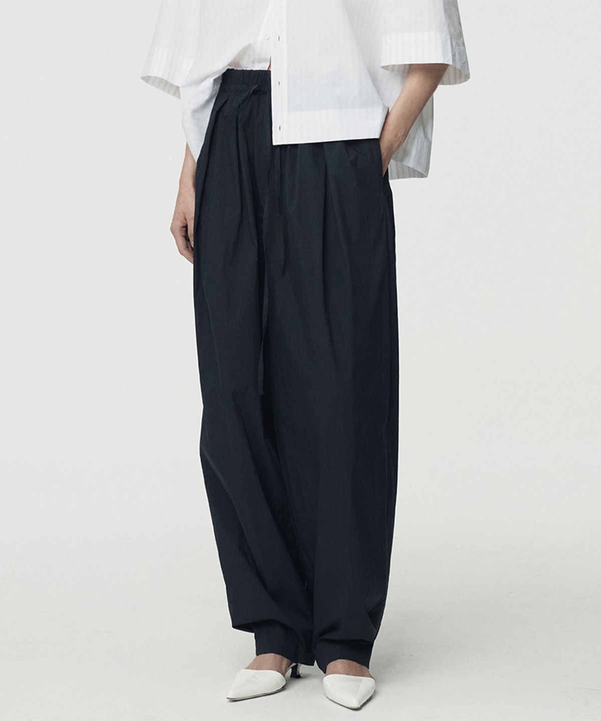 우마뭉(UMARMUNG) Lightweight Cotton Oval Silhouette Pants_Navy