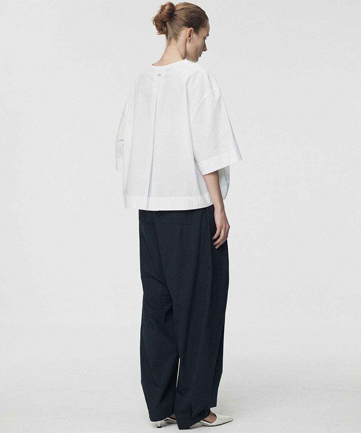 우마뭉(UMARMUNG) Lightweight Cotton Oval Silhouette Pants_Navy