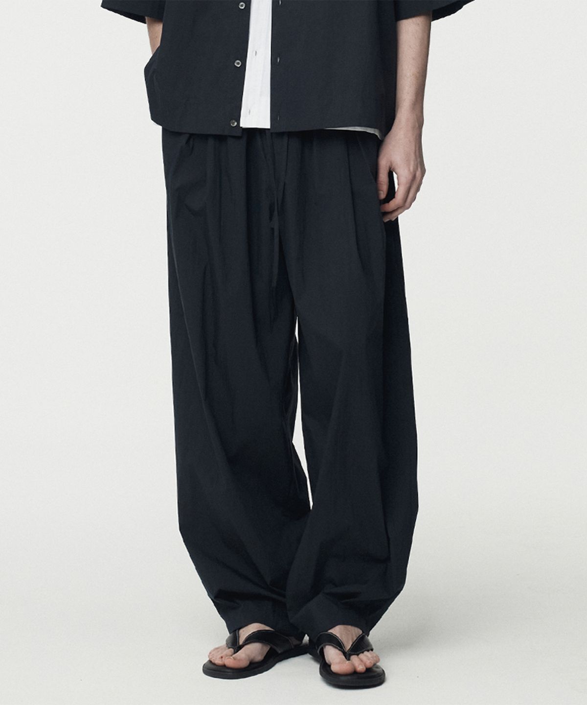 우마뭉(UMARMUNG) Lightweight Cotton Oval Silhouette Pants_Navy