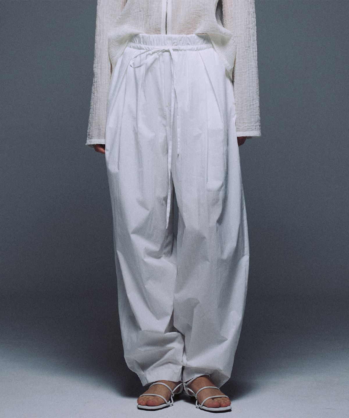 우마뭉(UMARMUNG) Lightweight Cotton Oval Silhouette Pants_White