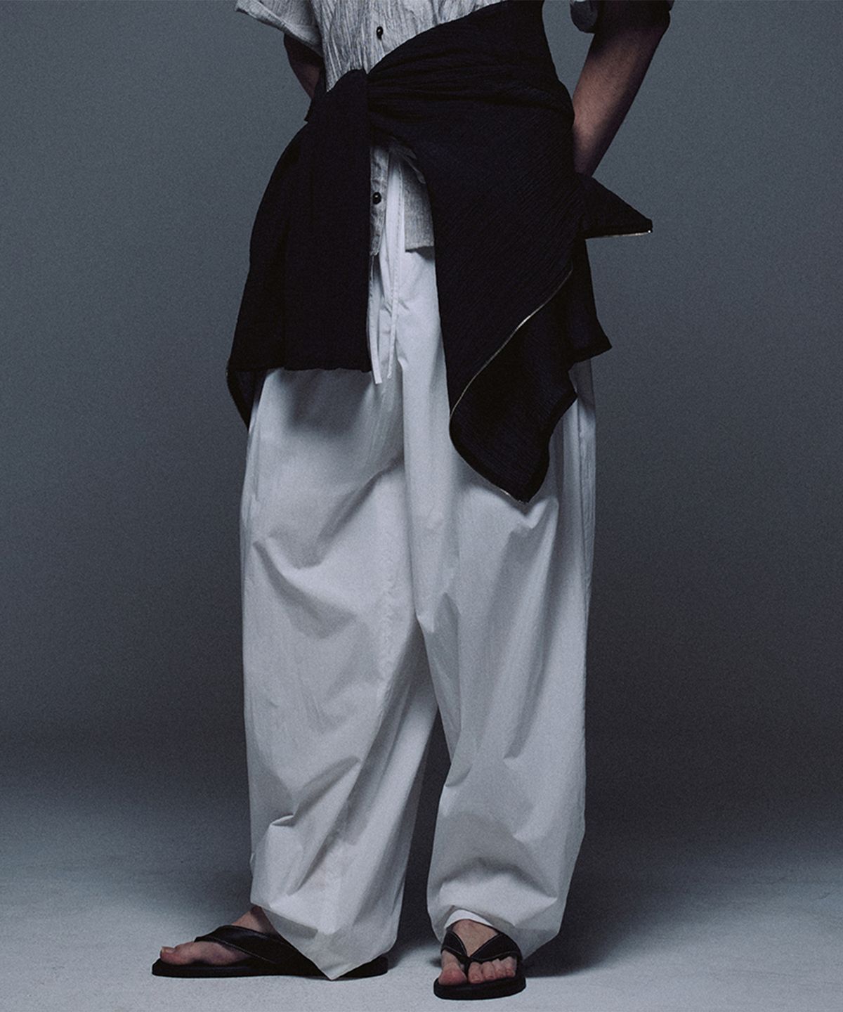 우마뭉(UMARMUNG) Lightweight Cotton Oval Silhouette Pants_White