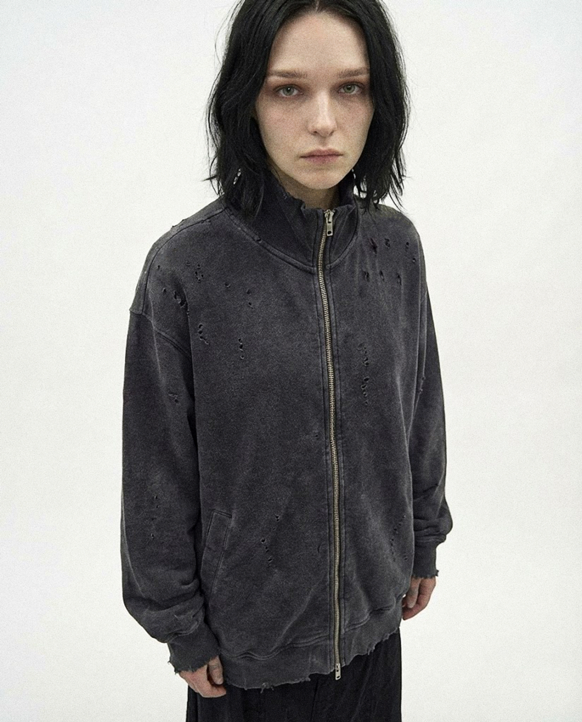 요키토키(YOKI TOKI) DISTRESSED CUT OFF HIGH NECK ZIP UP [Deep Charcoal]