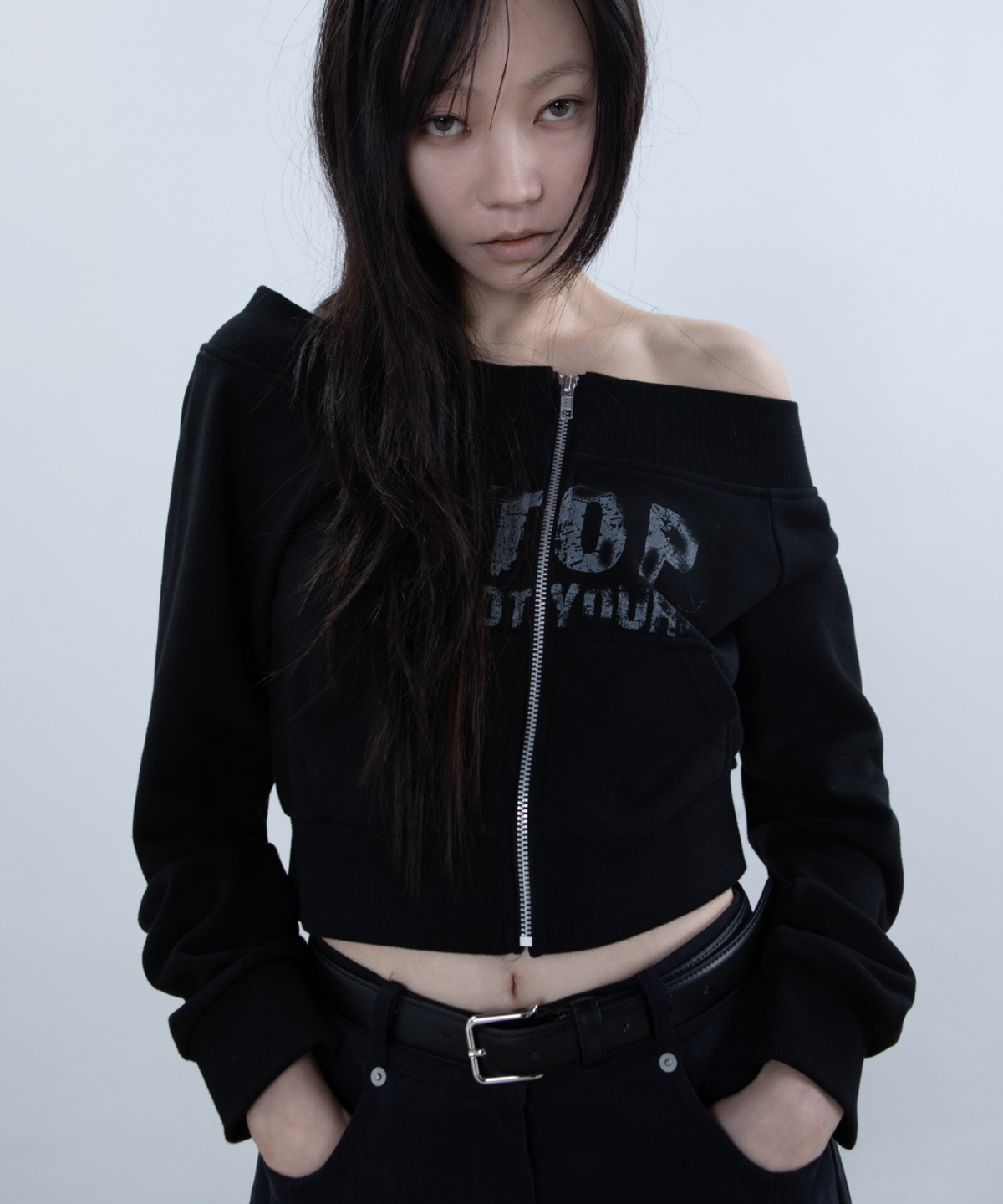 요키토키(YOKI TOKI) OFF-SHOULDER PRINTING SWEAT ZIP-UP [Black]