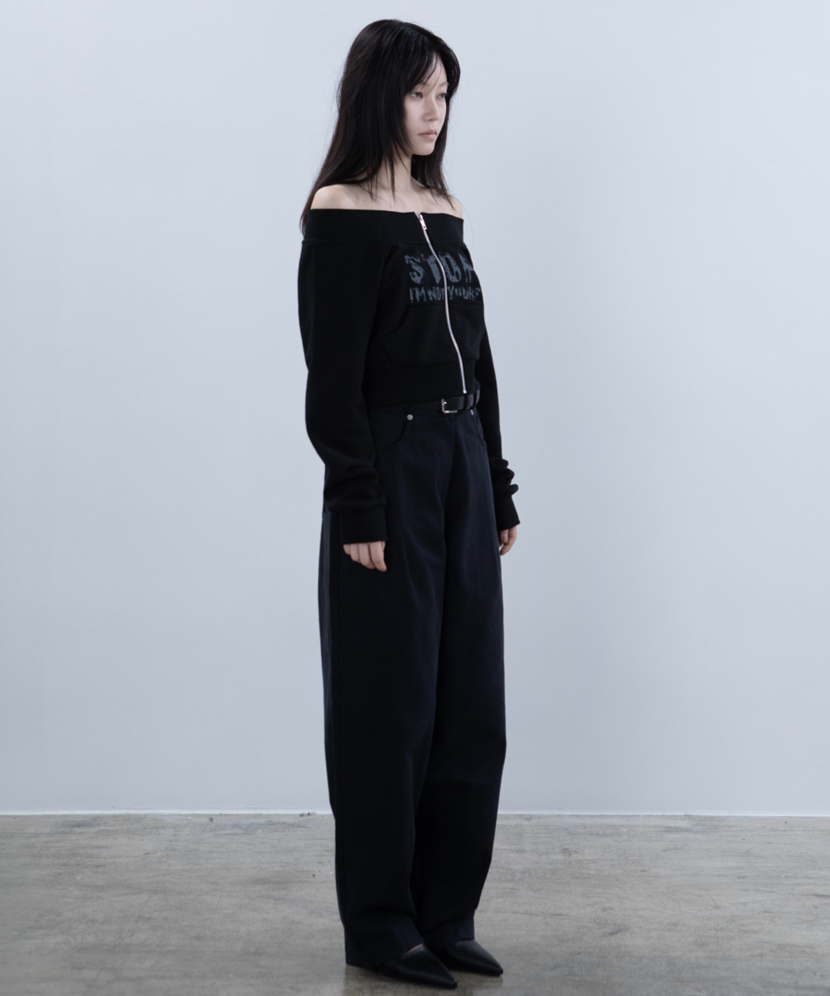 요키토키(YOKI TOKI) OFF-SHOULDER PRINTING SWEAT ZIP-UP [Black]