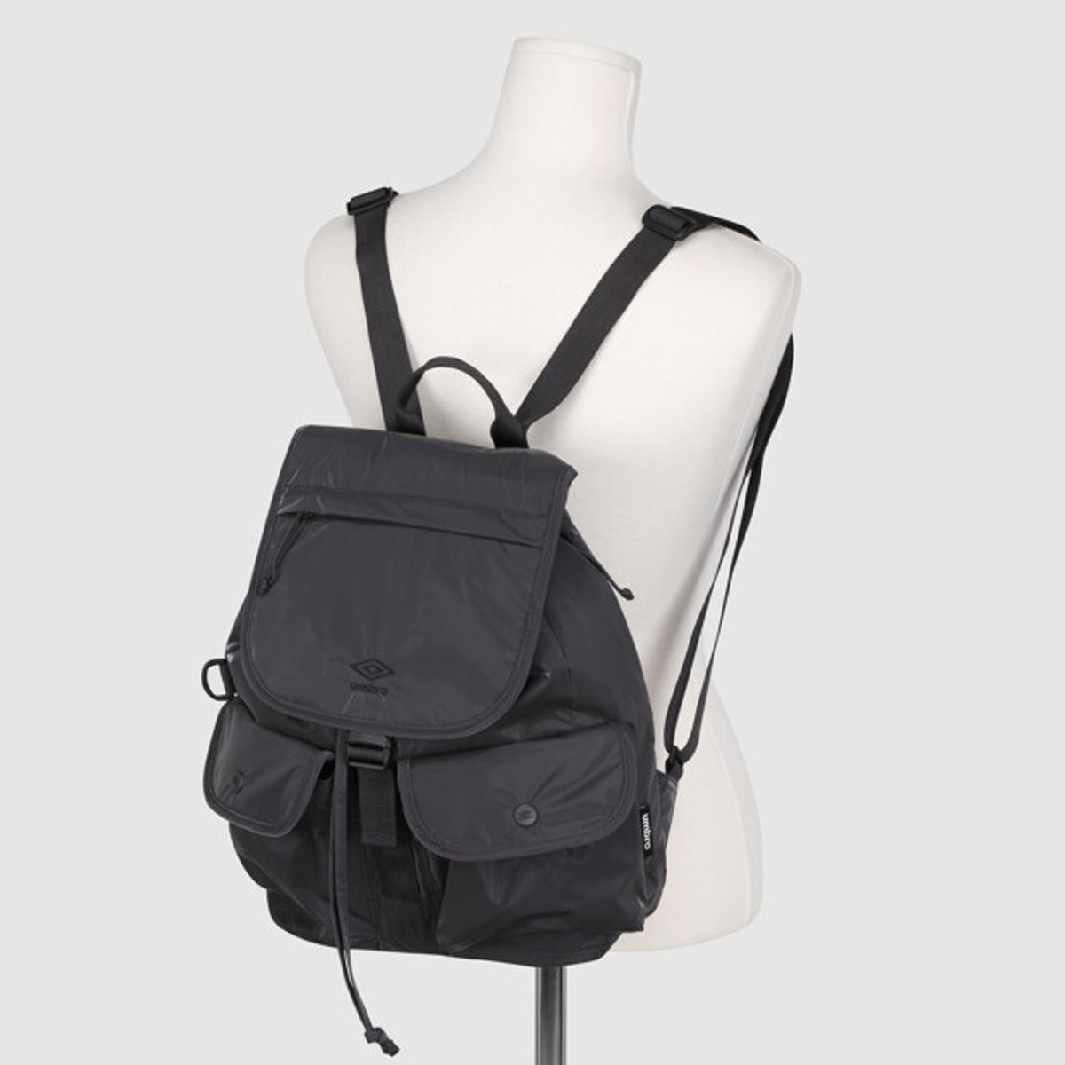 엄브로(UMBRO) 플랩 럭색 백팩 (10L) 차콜 UR223CBP51