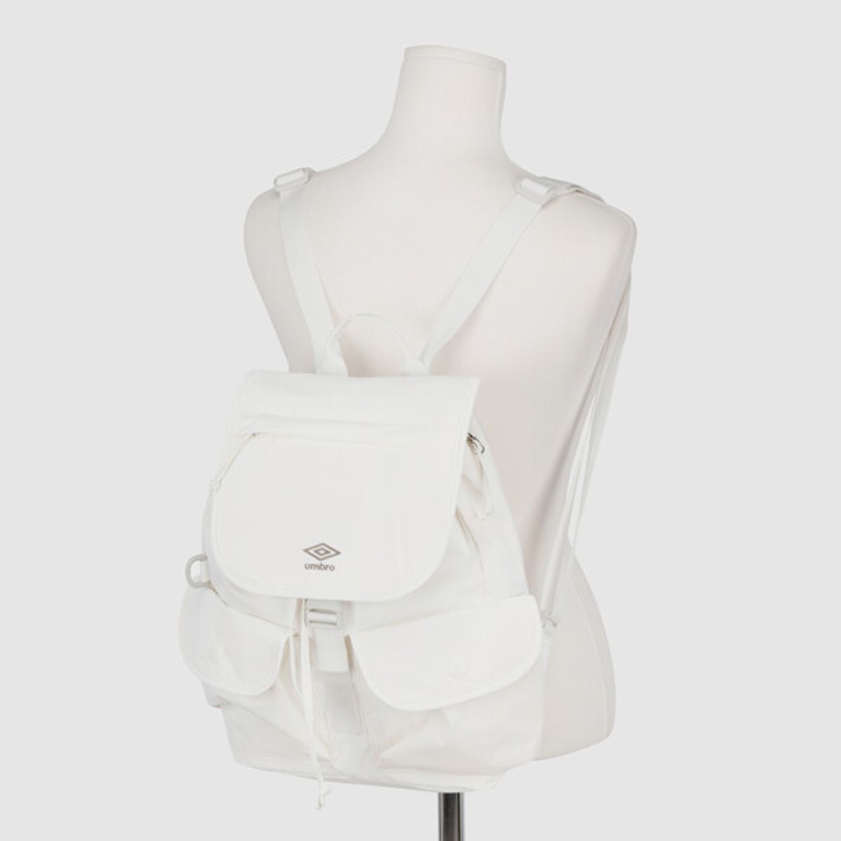 엄브로(UMBRO) 플랩 럭색 백팩 (10L) 아이보리 UR223CBP51