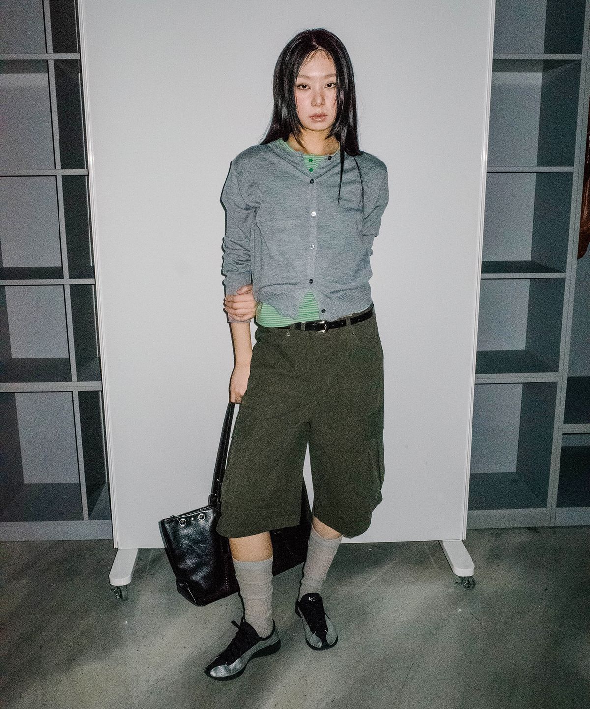 칙스(CHICKS) 러프 텍스처 카고 버뮤다 팬츠 스모크카키