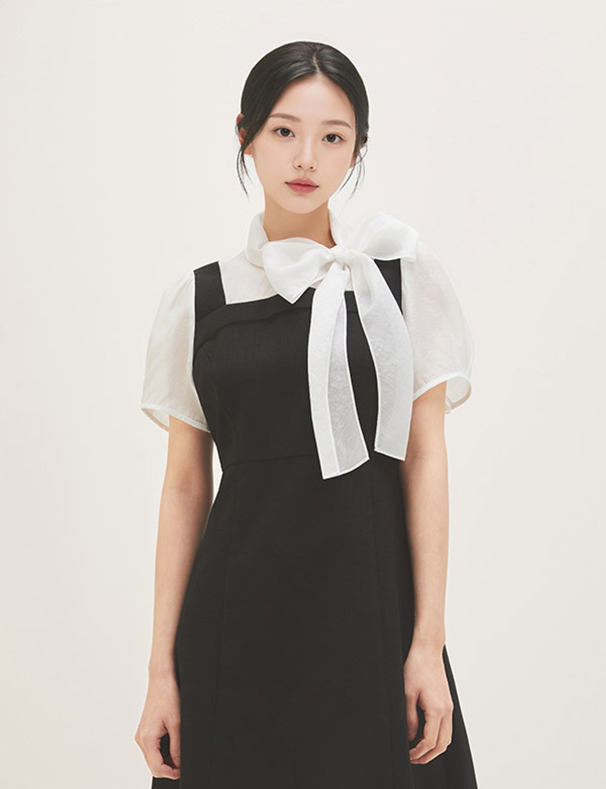 로엠(ROEM) 우븐매칭 미니 원피스 RMOWG26ST1